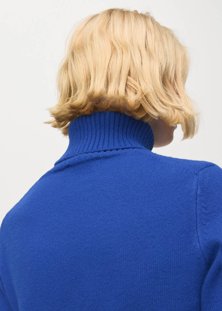 Turtleneck knitted sweater — Vibrant blue