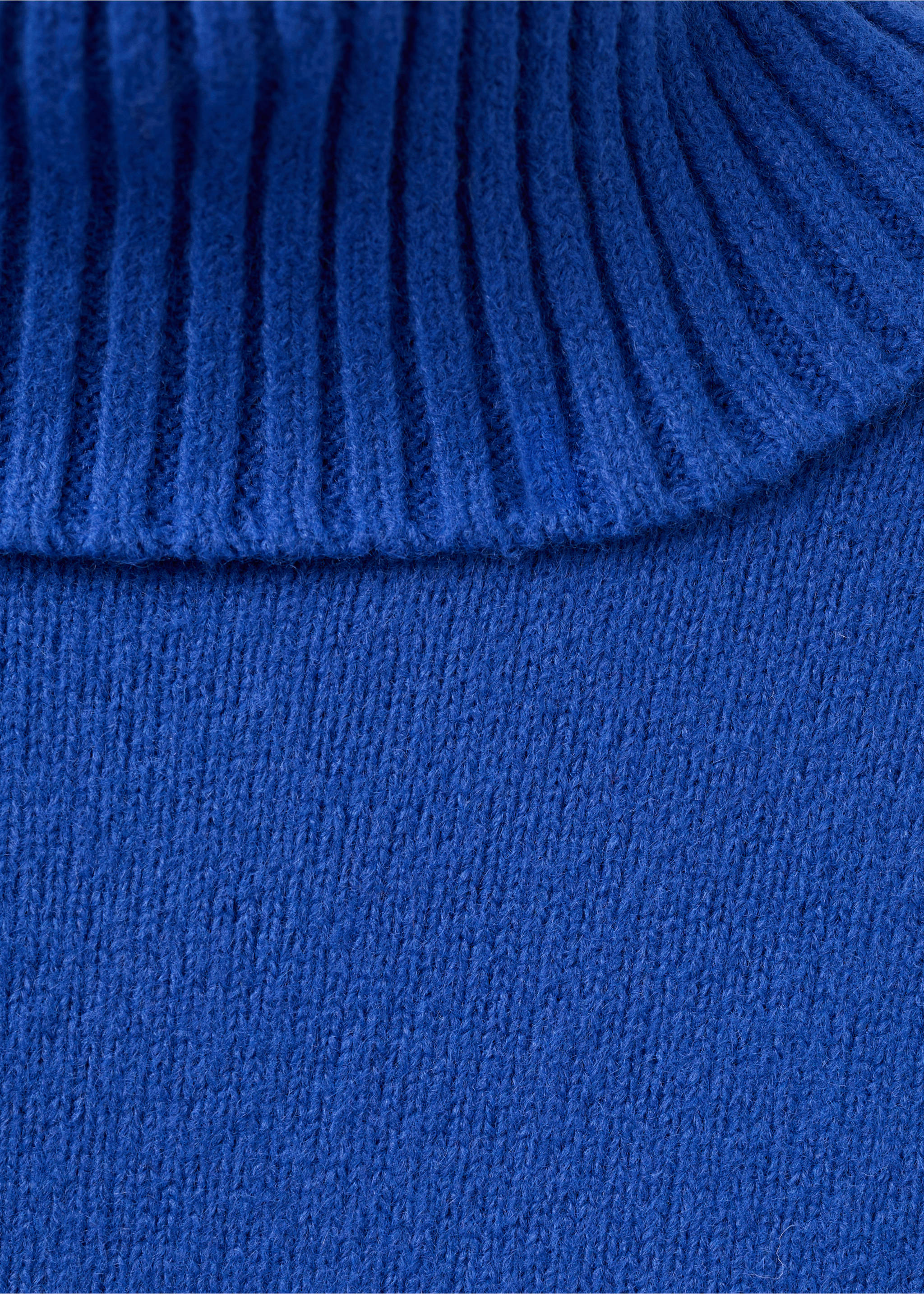 Jersey punto cuello vuelto - Detalle del artículo 8, Azul eléctrico. Ref: 27081223-00.