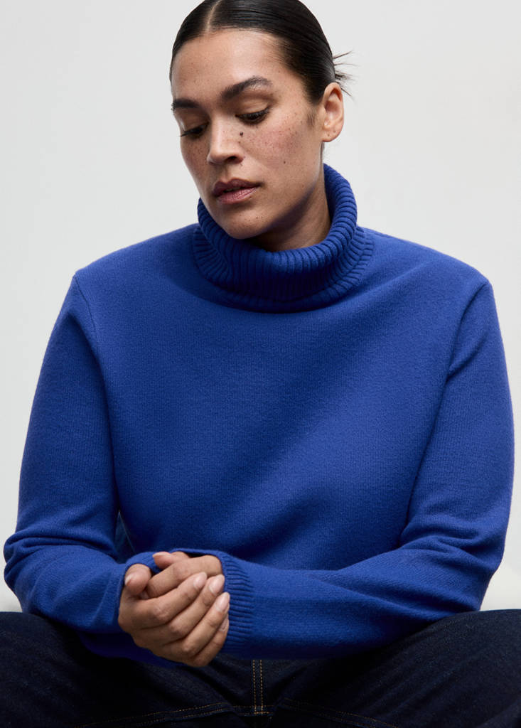 Turtleneck knitted sweater — Vibrant blue