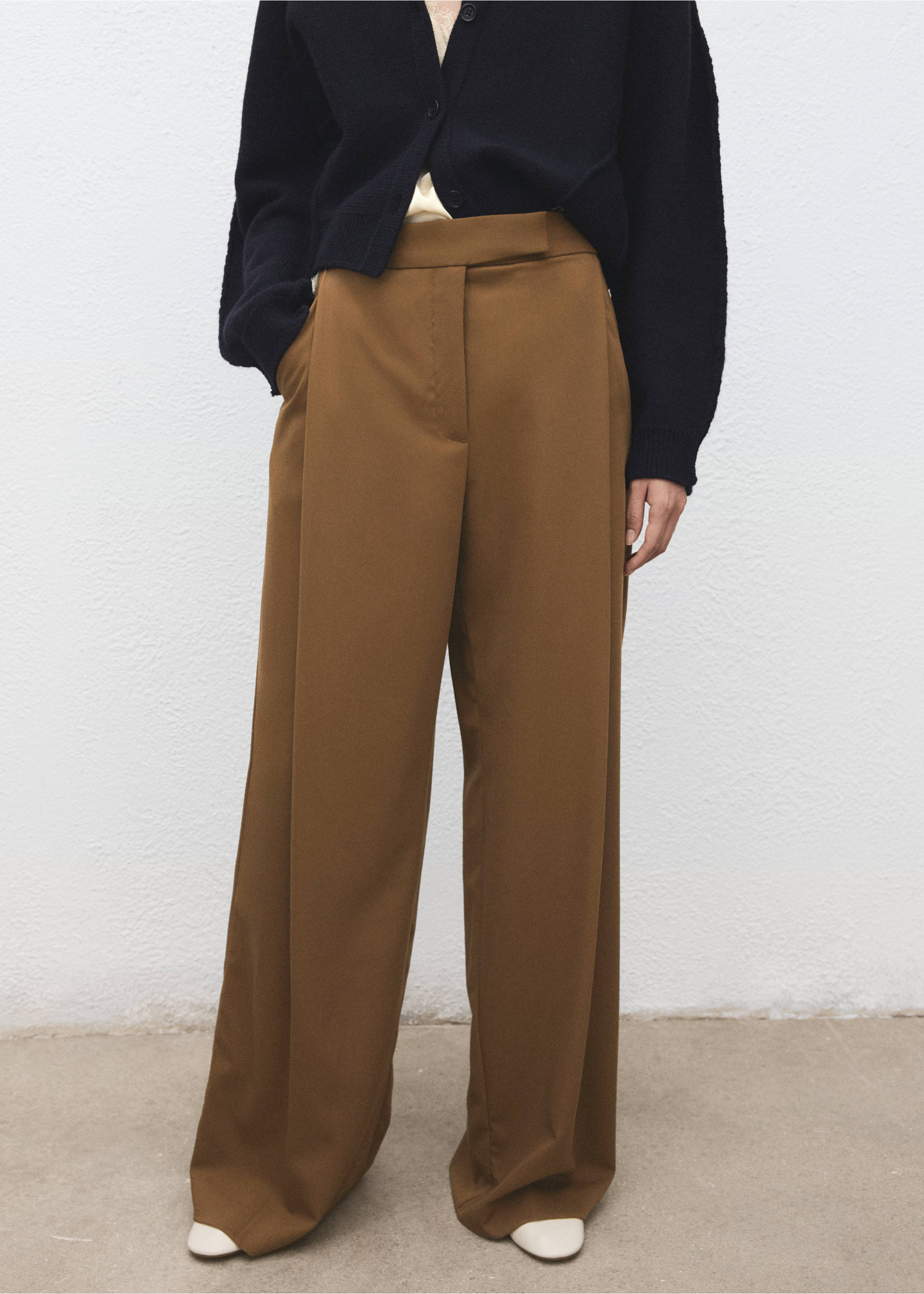 Pleated wide leg trousers - Medium plane, Medium Brown. Ref: 27081234-00.