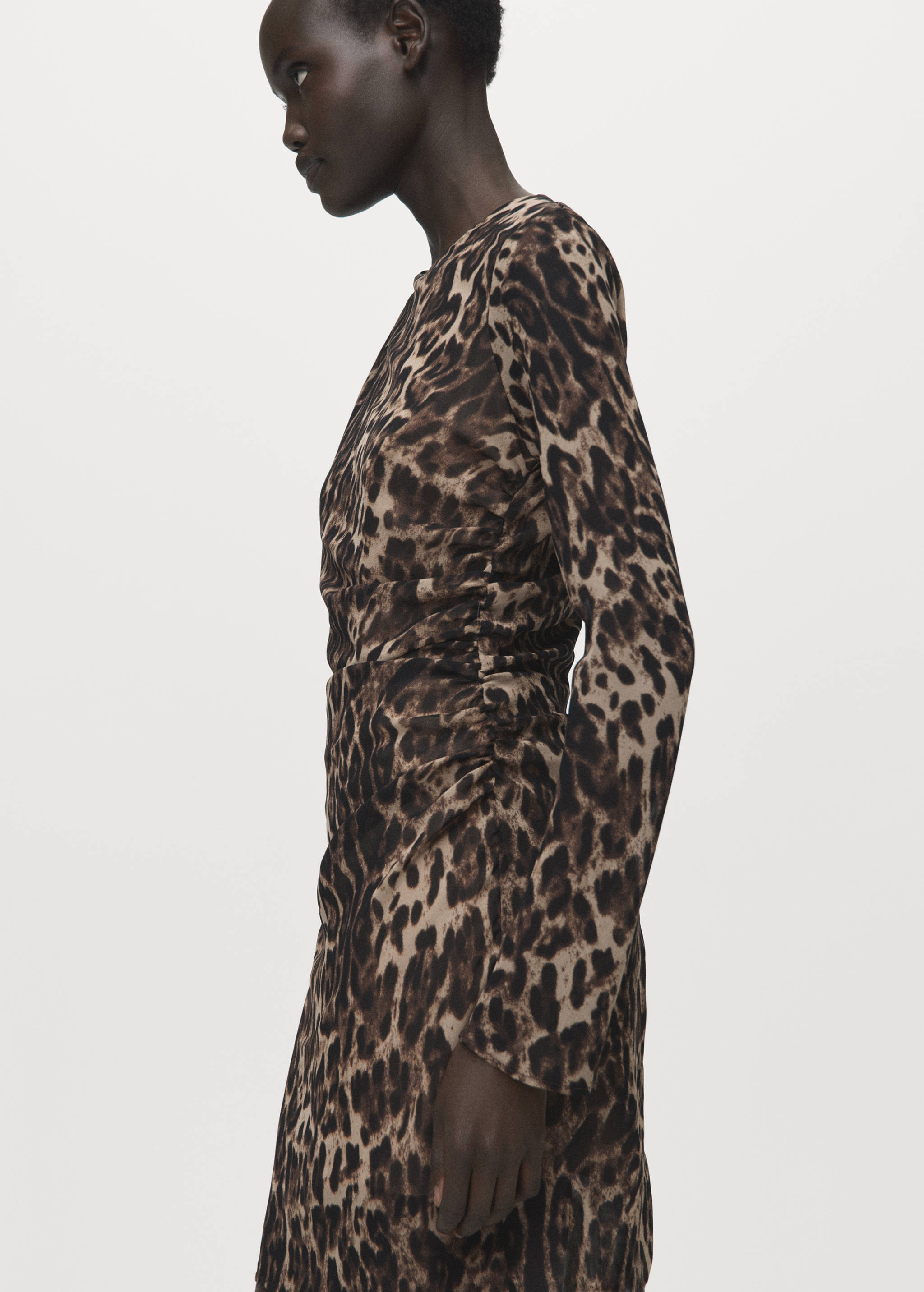 Robe léopard taille froncée - Plan moyen