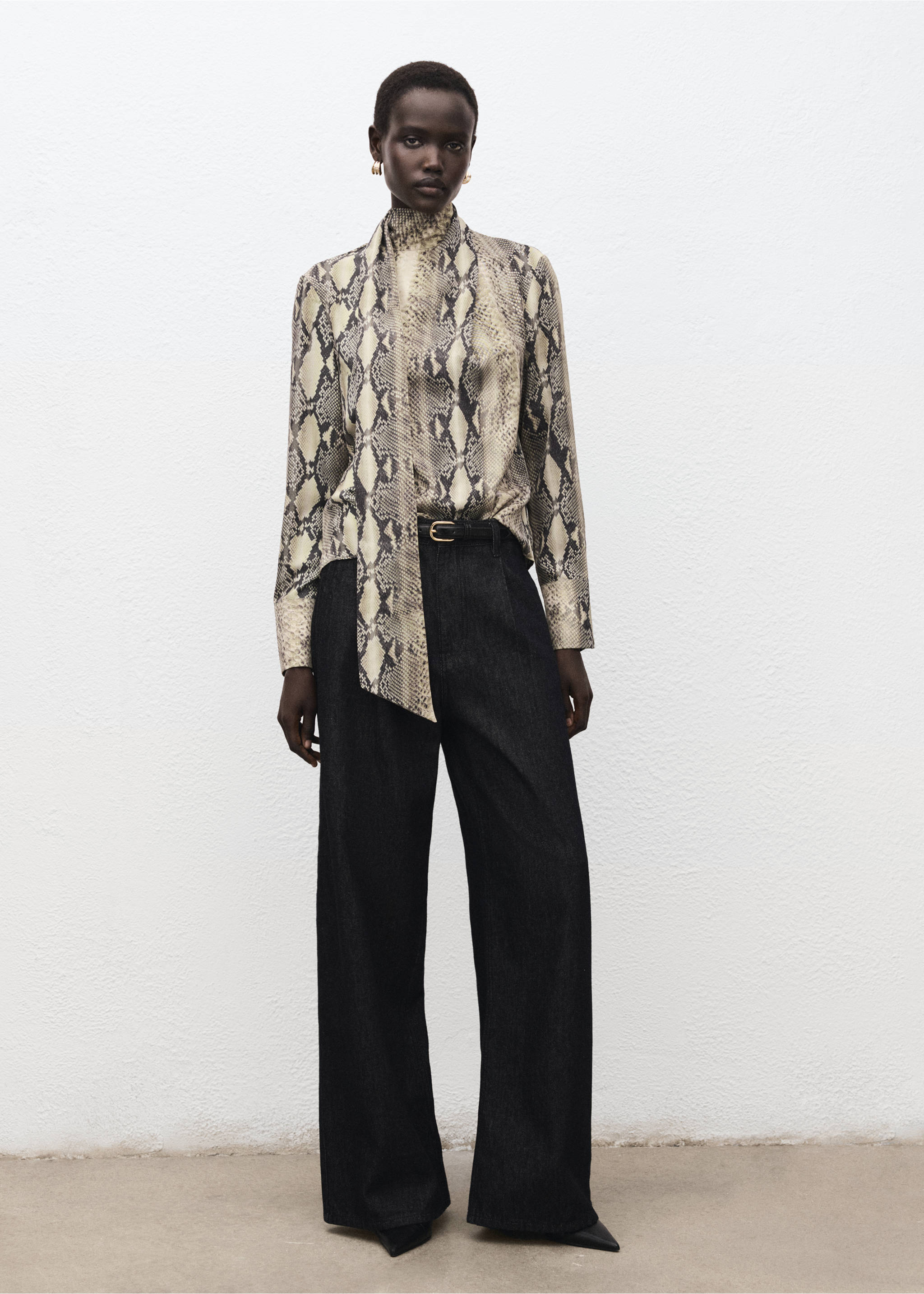 بلوزة بنقشة أنيمال برنت مع فولار - رؤية عامة, بني. Ref: 27081265-00.