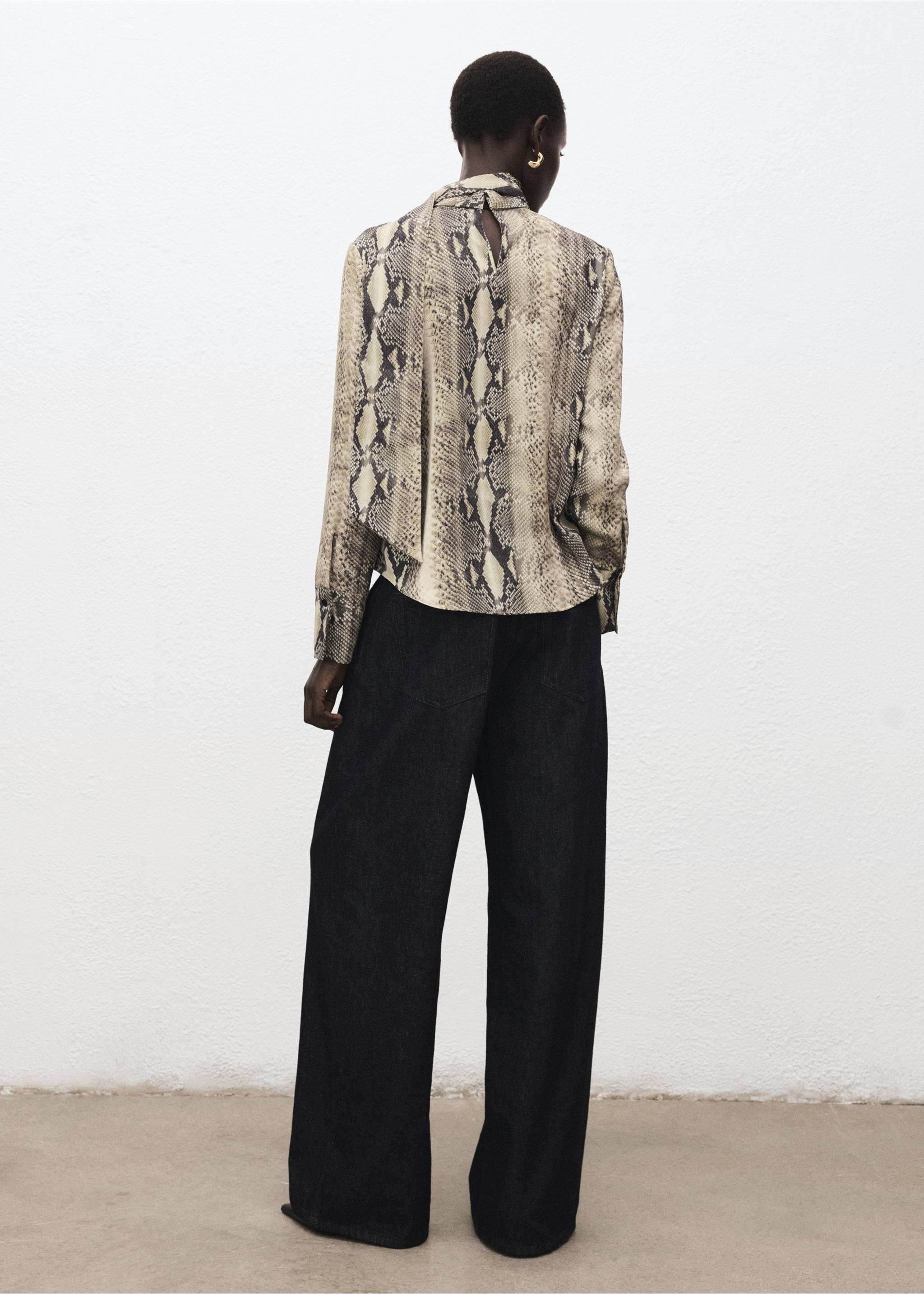 بلوزة بنقشة أنيمال برنت مع فولار - الجهة الخلفية للمنتج, بني. Ref: 27081265-00.