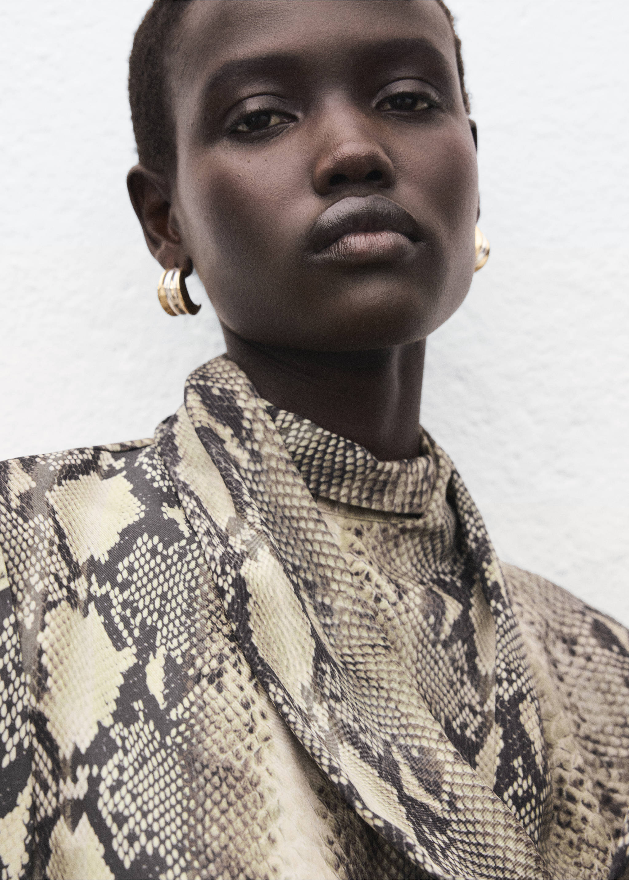 بلوزة بنقشة أنيمال برنت مع فولار - تفاصيل المنتج 1, بني. Ref: 27081265-00.