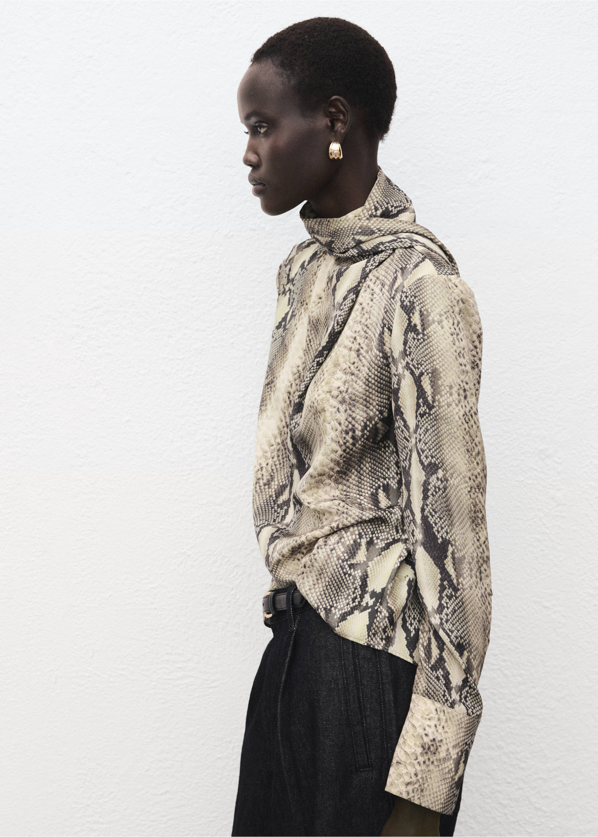 بلوزة بنقشة أنيمال برنت مع فولار - تفاصيل المنتج 2, بني. Ref: 27081265-00.