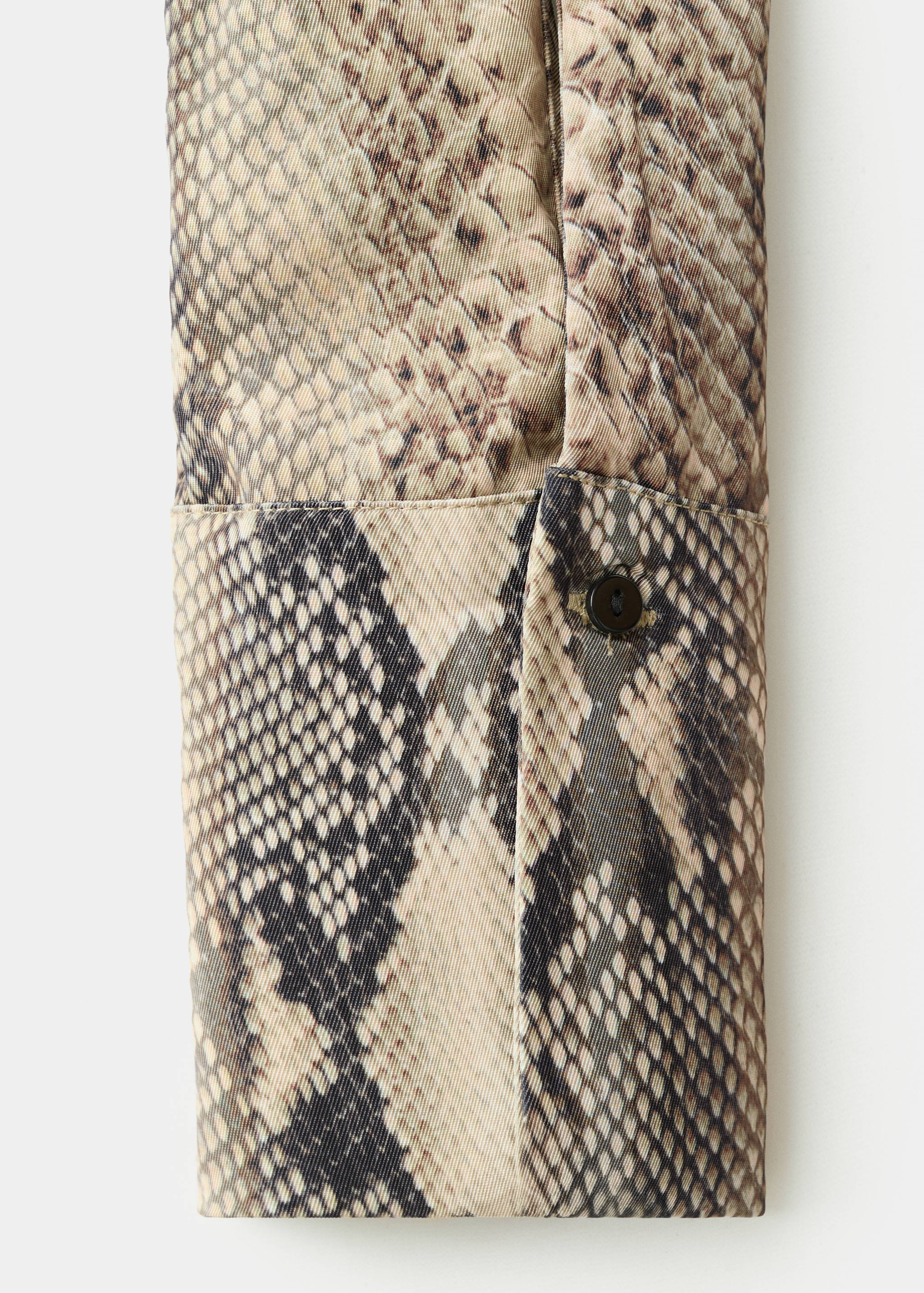 بلوزة بنقشة أنيمال برنت مع فولار - تفاصيل المنتج 0