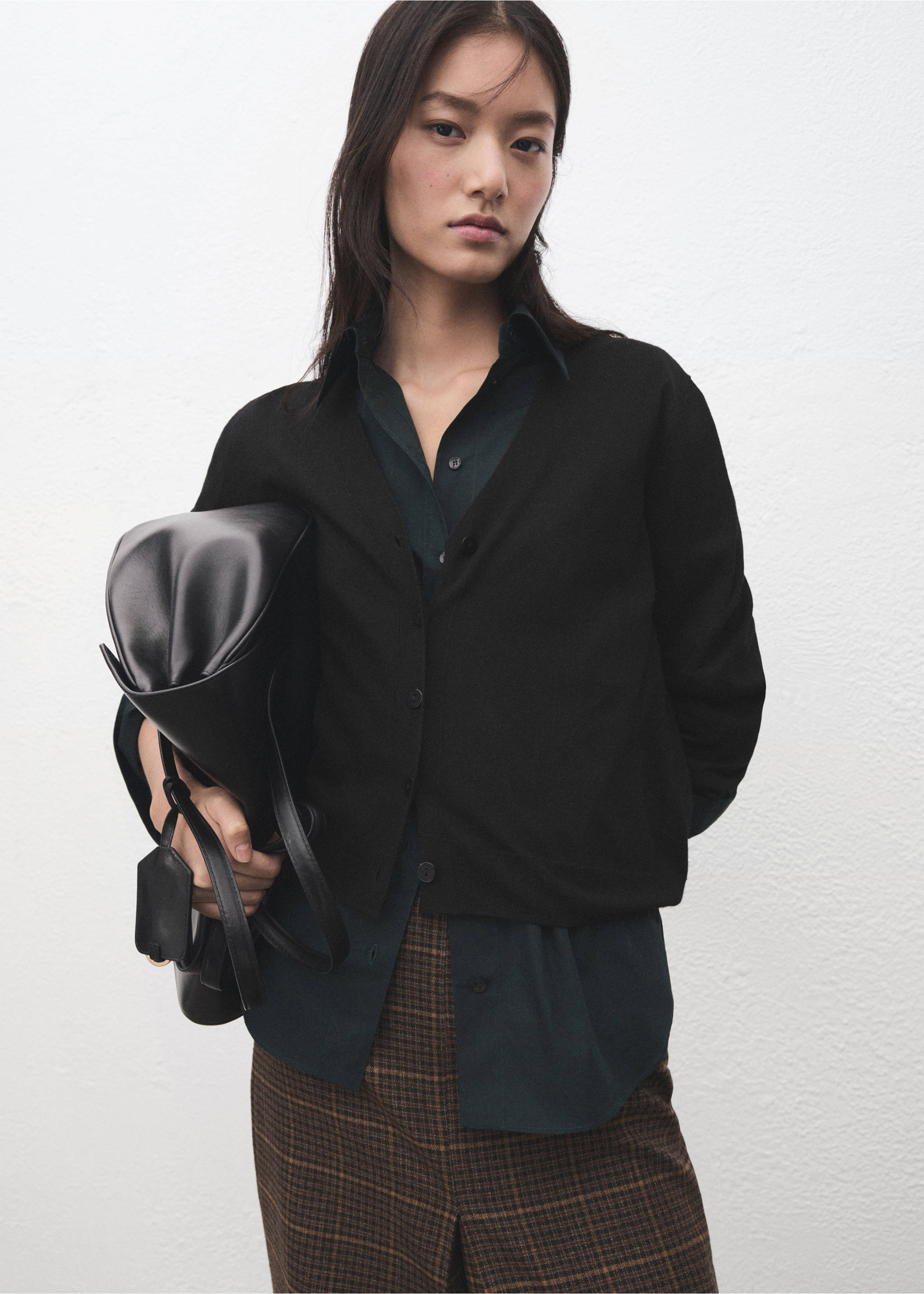 V-neck knitted cardigan - Medium plane, Black. Ref: 27081269-00.