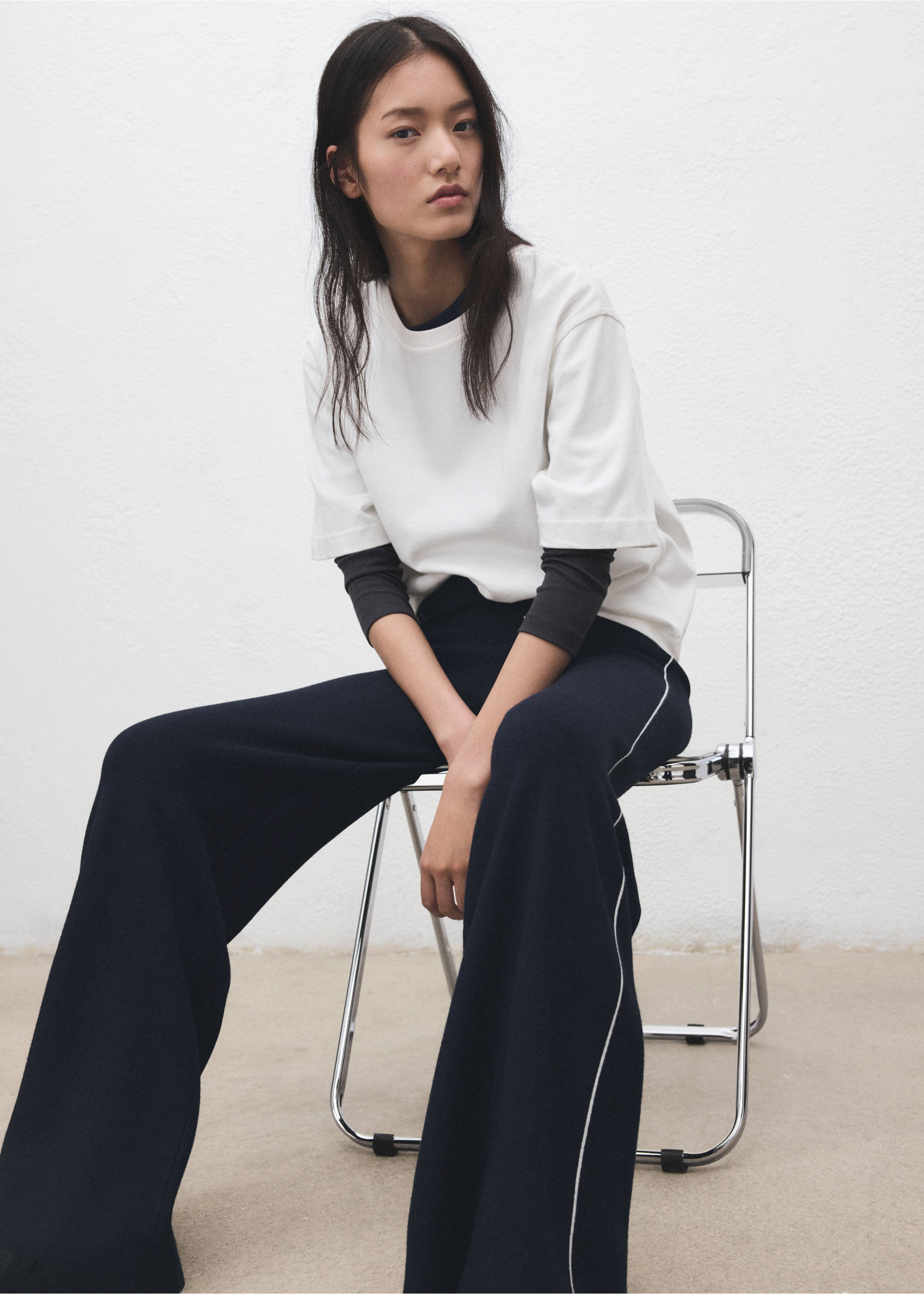 Contrast stripe straight trousers - Details of the article 2, Navy. Ref: 27081274-00.