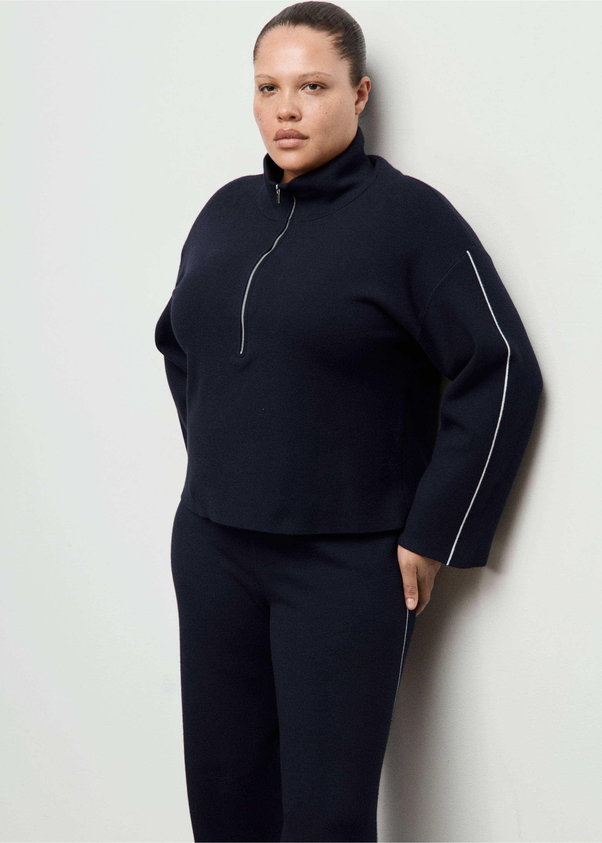 Contrast stripe straight trousers - Details of the article 5, Navy. Ref: 27081274-00.