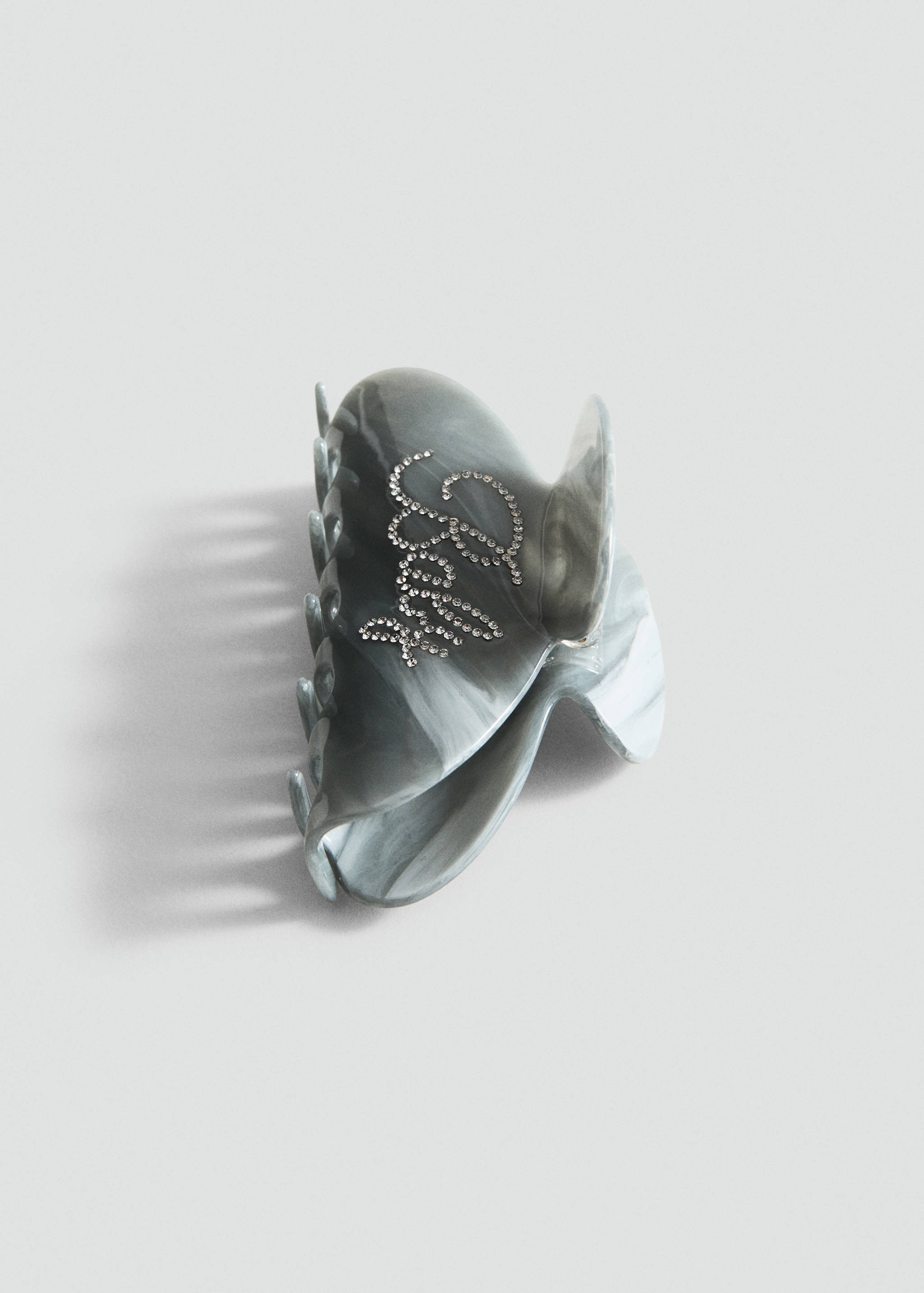 Pince à cheveux effet nacré à strass - Plan moyen