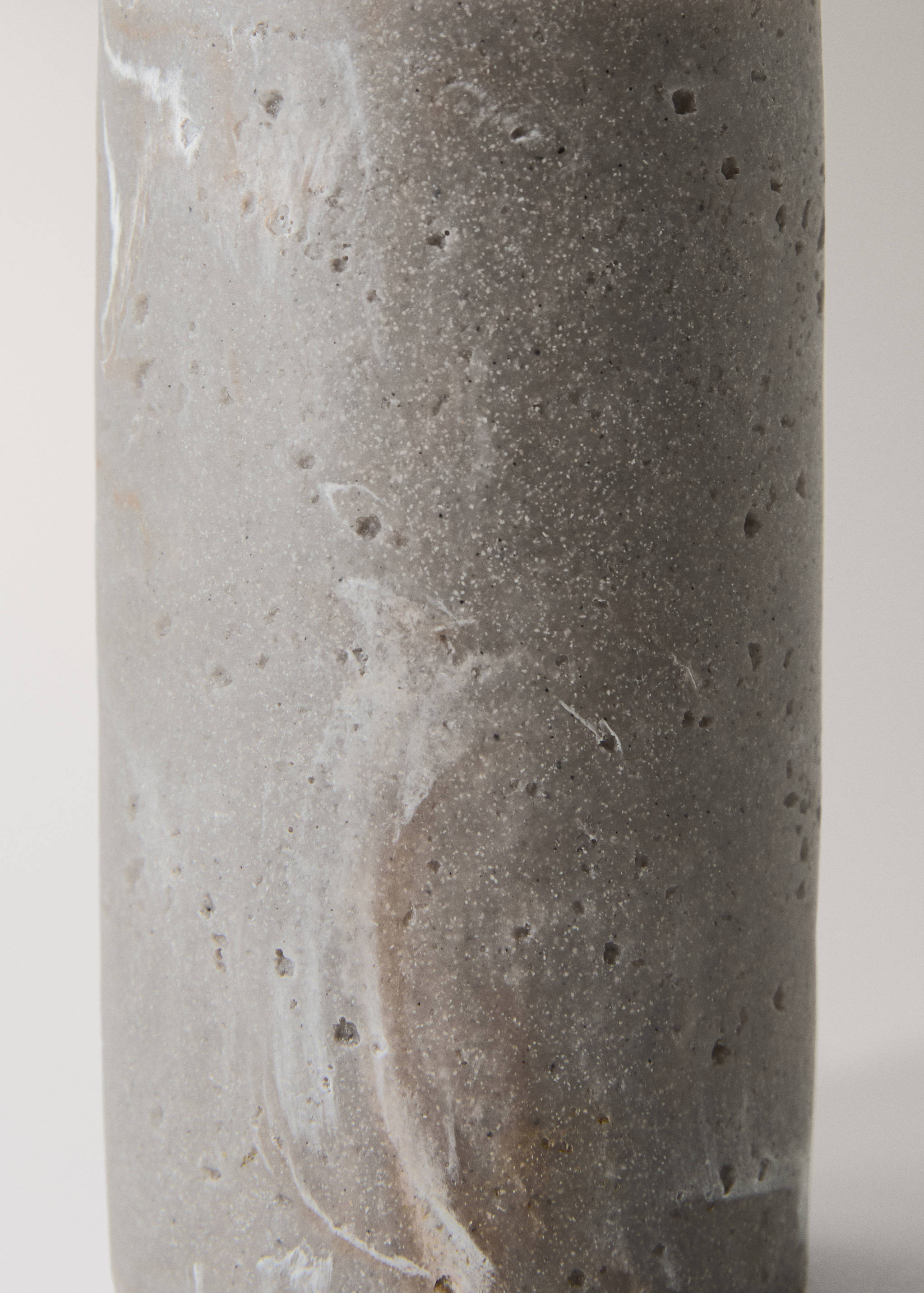 Travertine-effect resin soap dispenser - Details of the article 2