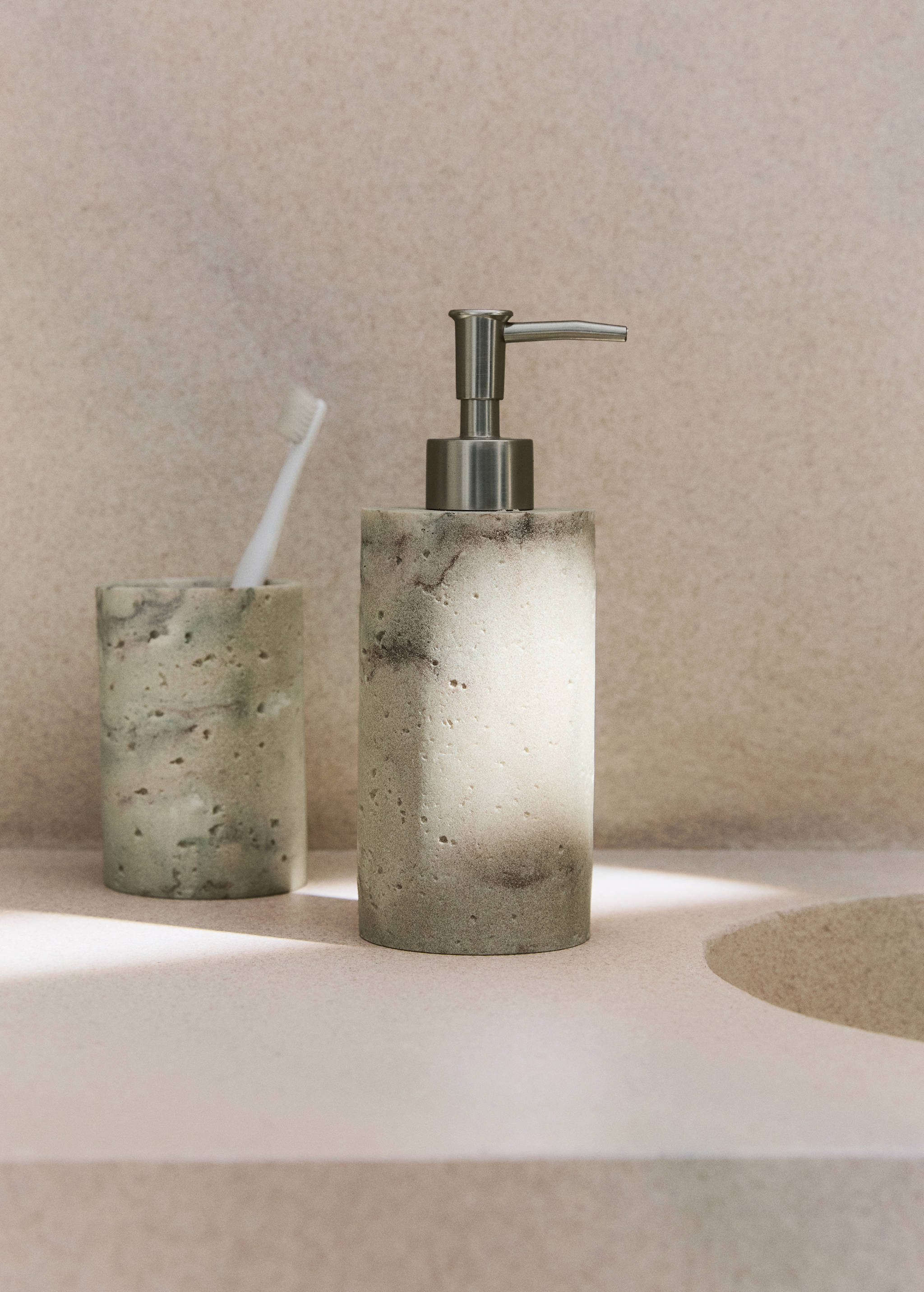 Travertine-effect resin soap dispenser - General plane