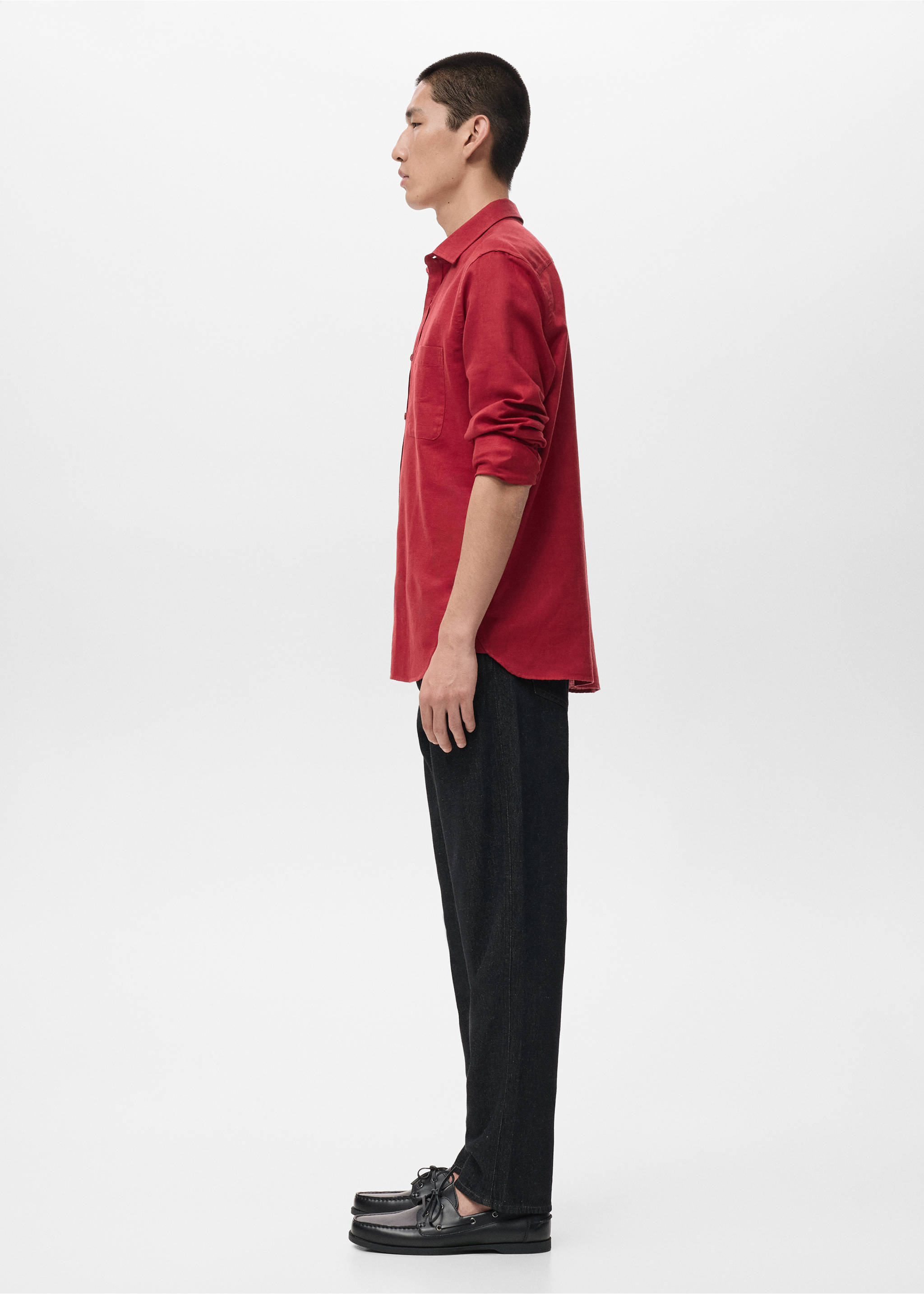Regular-fit linen shirt with pocket - Details of the article 2, Red. Ref: 27081299-00.