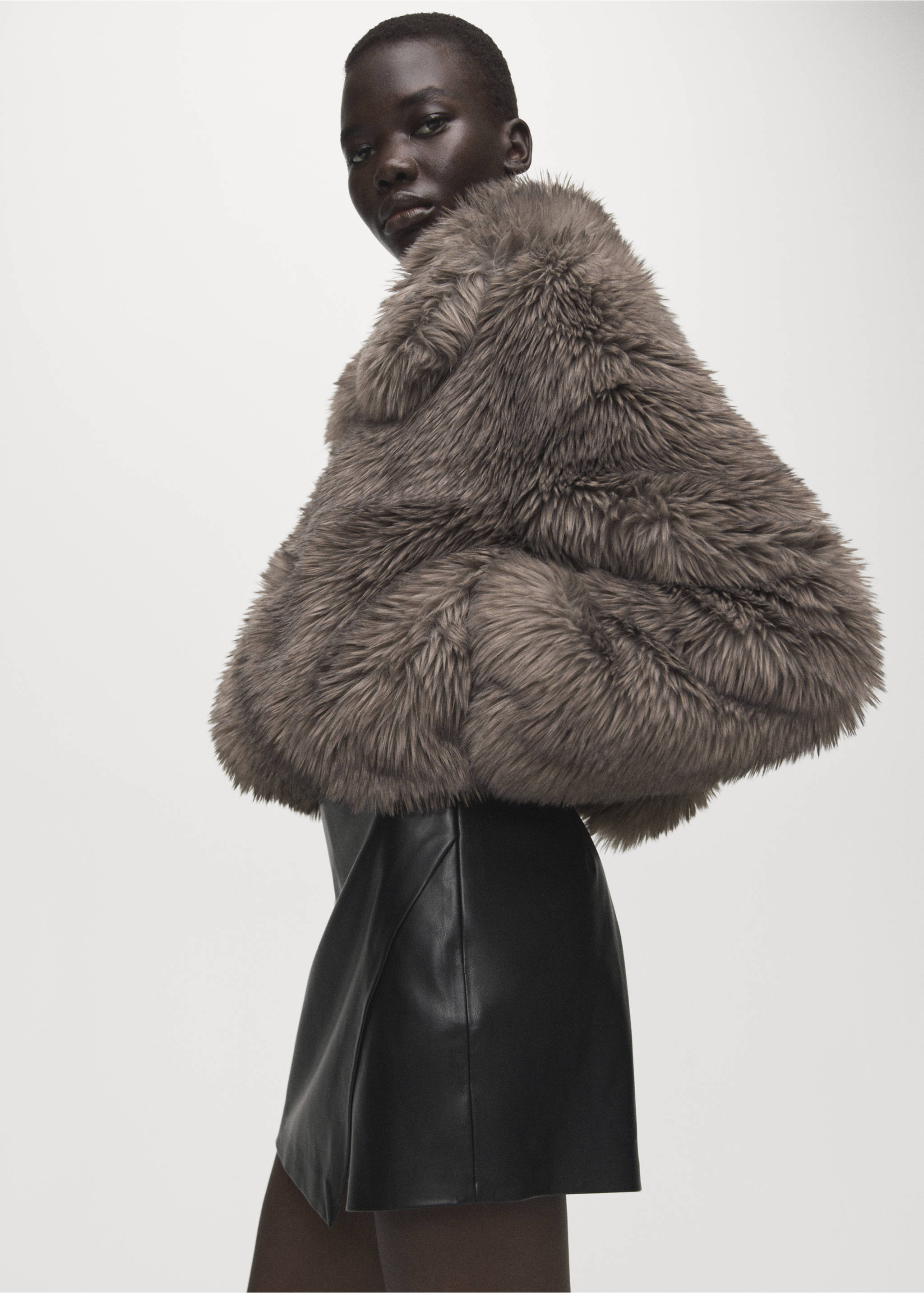 Jupe short cuir synthétique - Détail de l'article 1, Noir. Ref: 27081301-00.