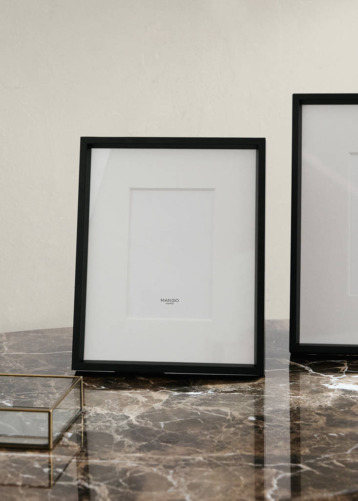 Medium wooden photo frame with passe-partout — Black