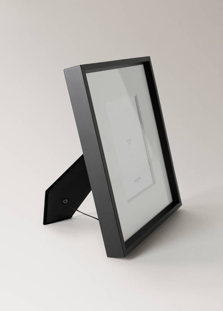 Medium wooden photo frame with passe-partout — Black