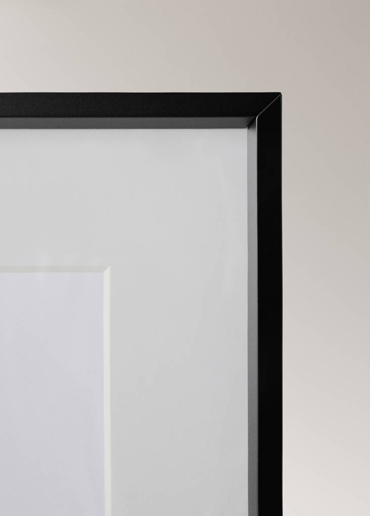 Medium wooden photo frame with passe-partout — Black