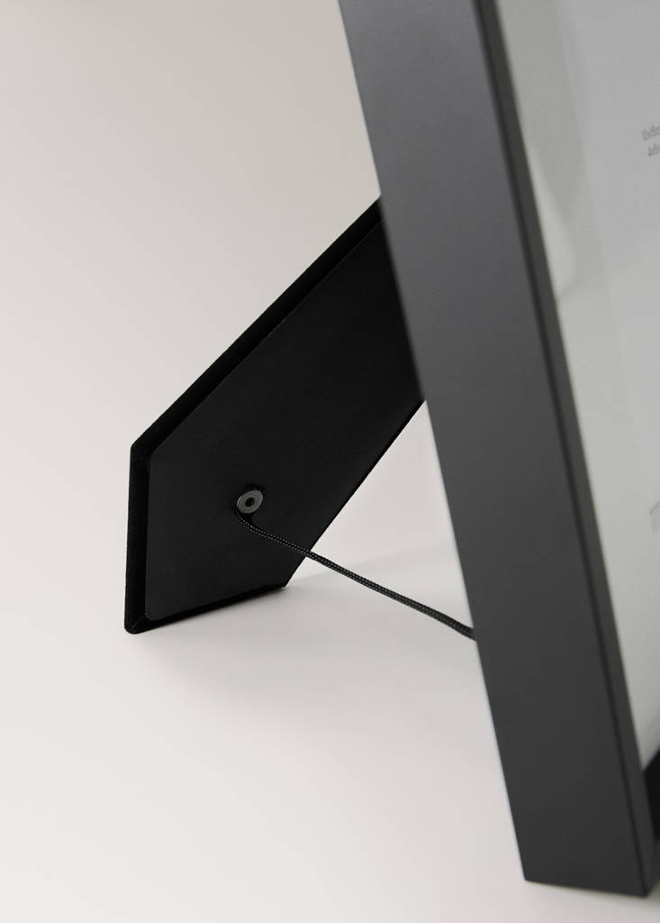 Medium wooden photo frame with passe-partout — Black