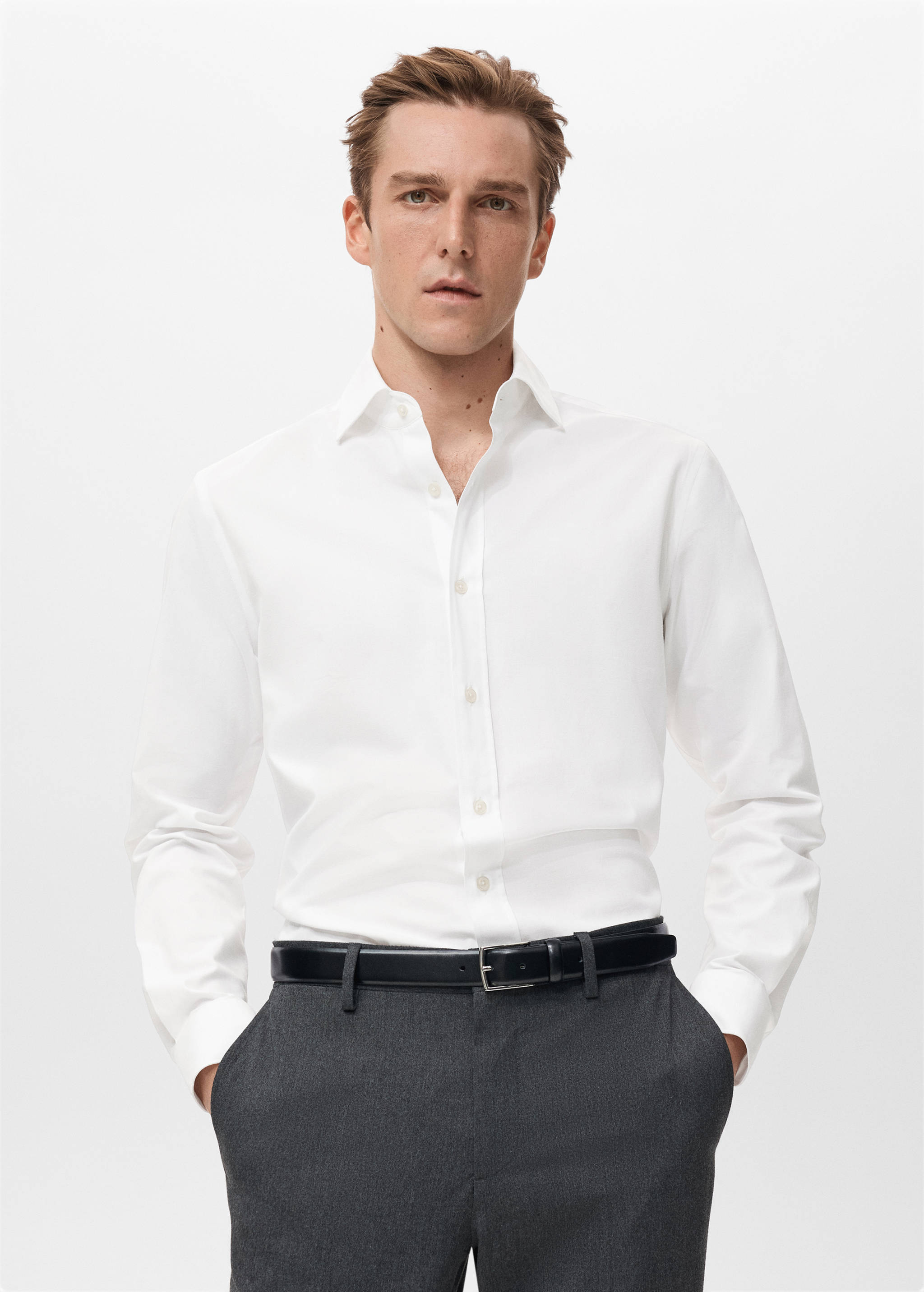 Skjorta i 100 % bomull med smal passform - Bild av mittparti