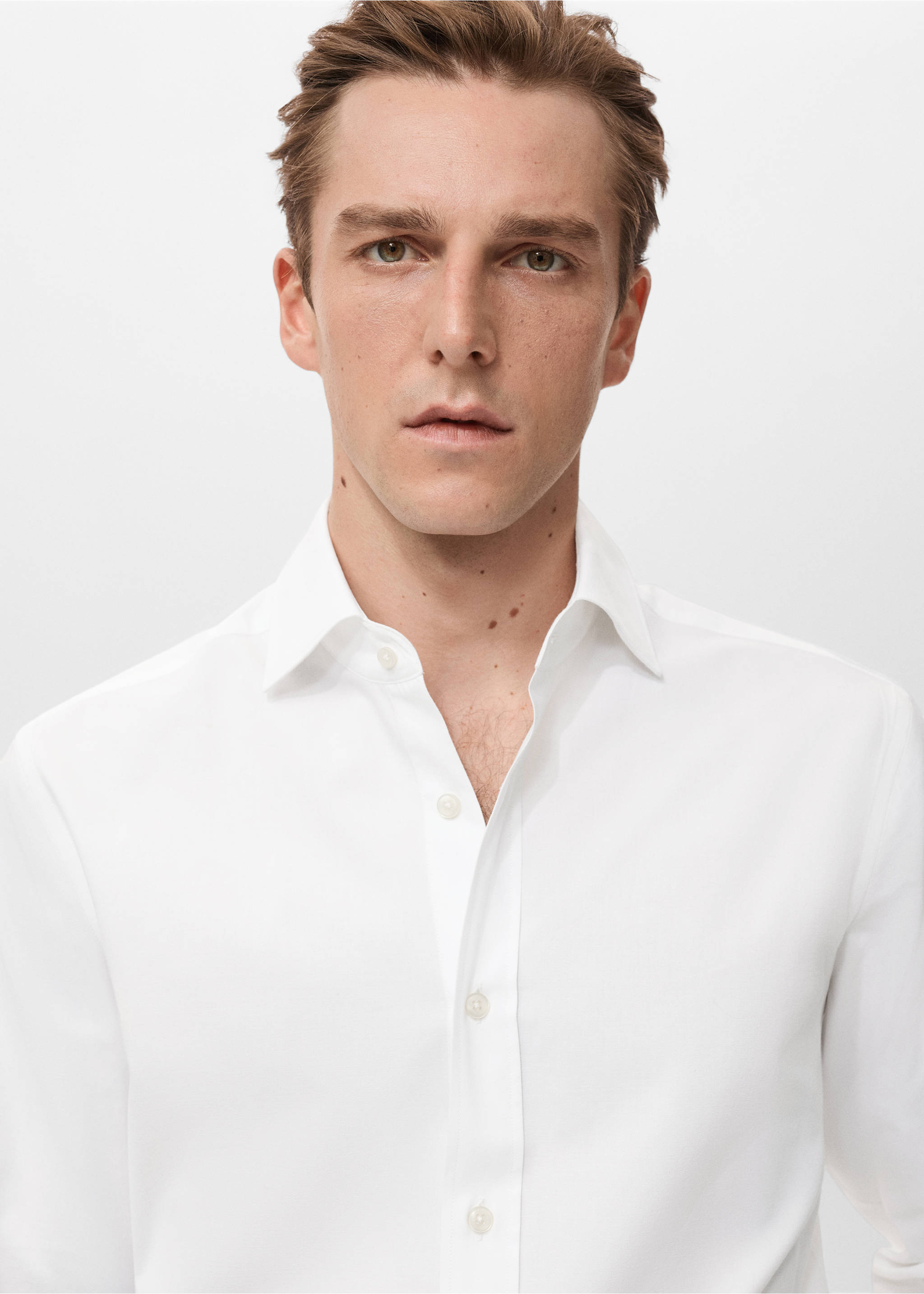 Slim Fit-Hemd aus 100 % Baumwolle - Detail des Artikels 1, Weiß. Ref: 27081310-00.