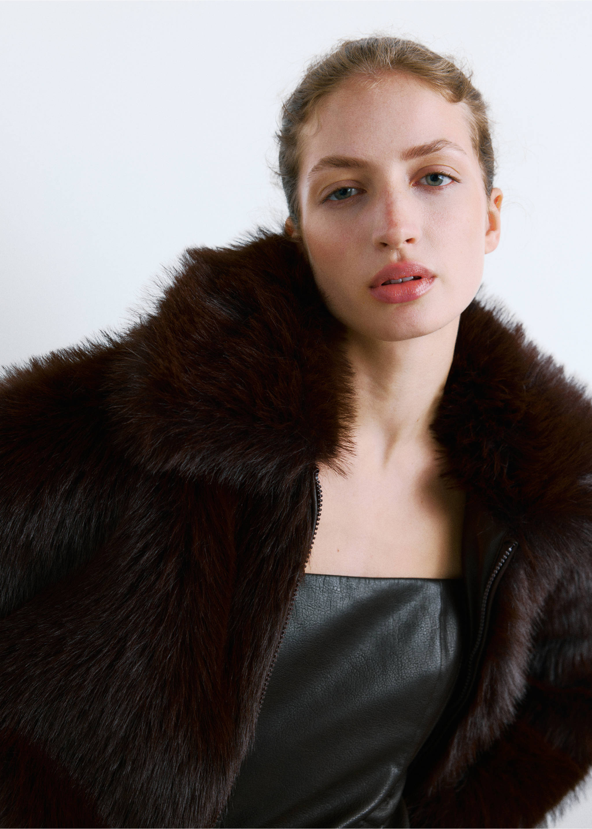 Short faux-leather dress - Details of the article 6, Chocolate. Ref: 27081314-00.