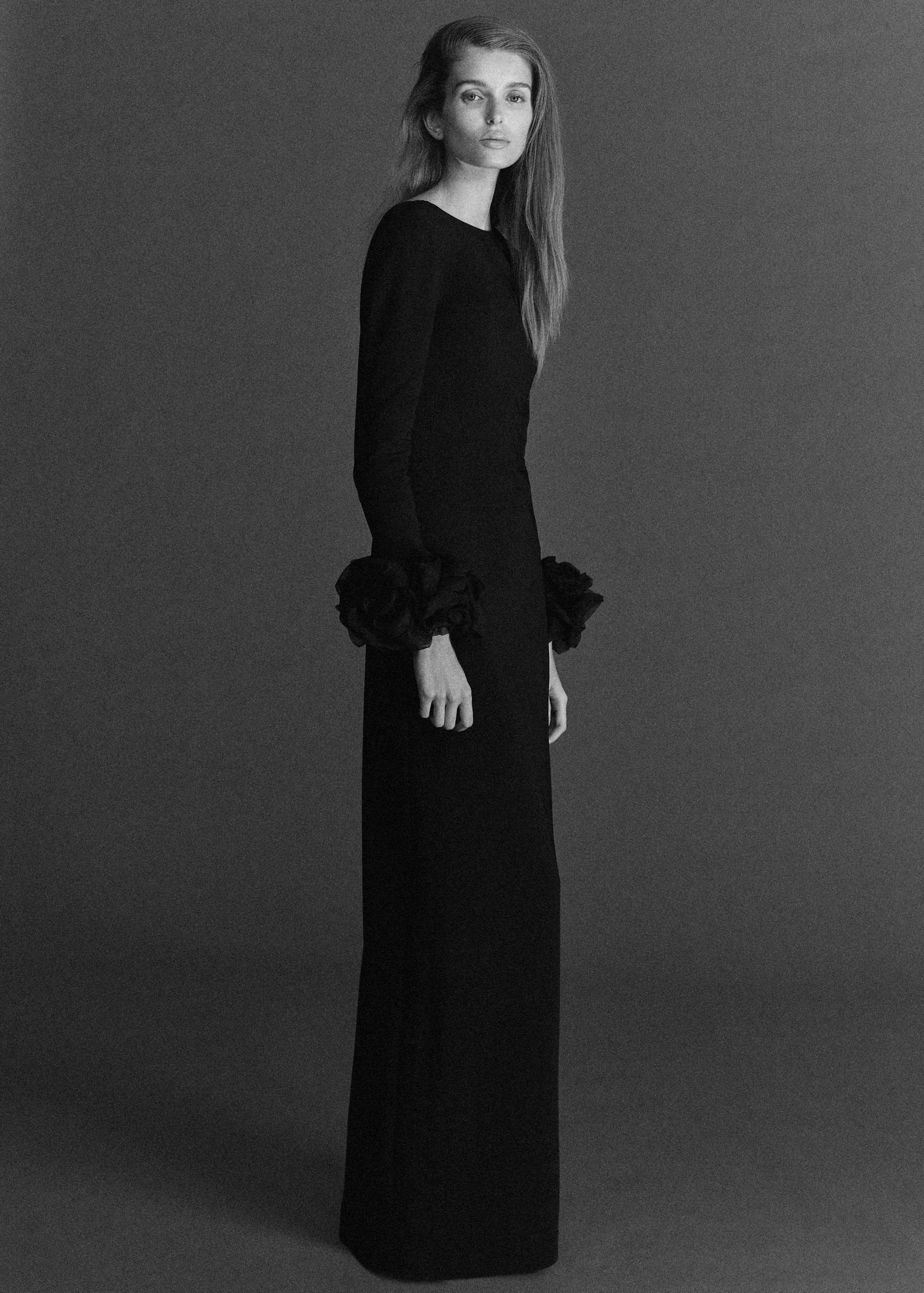 فستان بظهر مفتوح وأساور مزينة بالورود - رؤية عامة