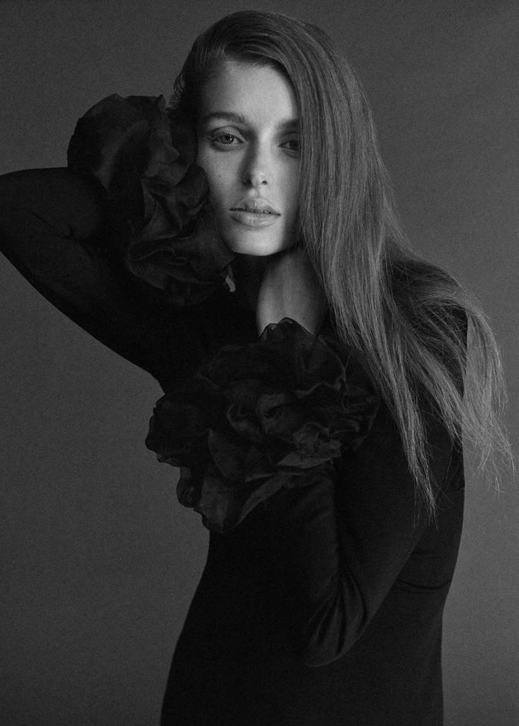 Open-back dress with flower cuffs — Black