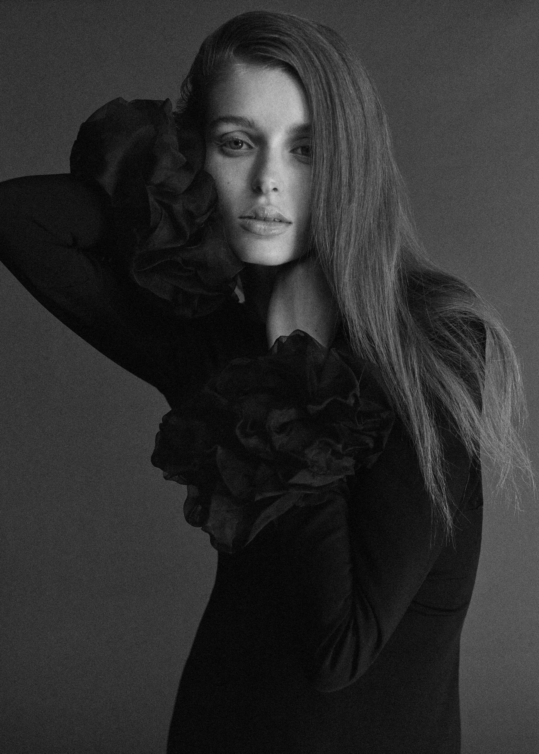 فستان بظهر مفتوح وأساور مزينة بالورود - الجهة الخلفية للمنتج