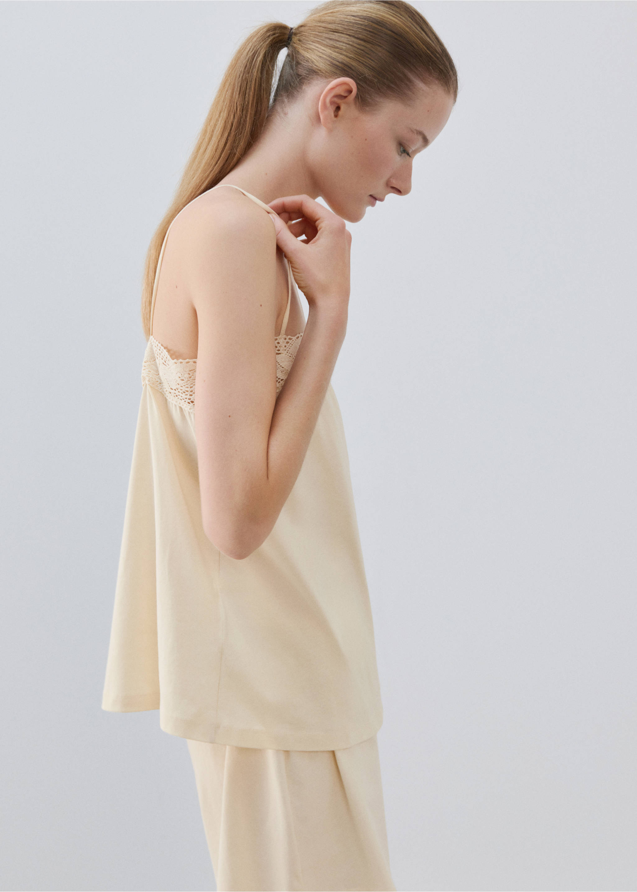 Cotton top with lace straps - Details of the article 2, Pastel Yellow. Ref: 27081321-00.