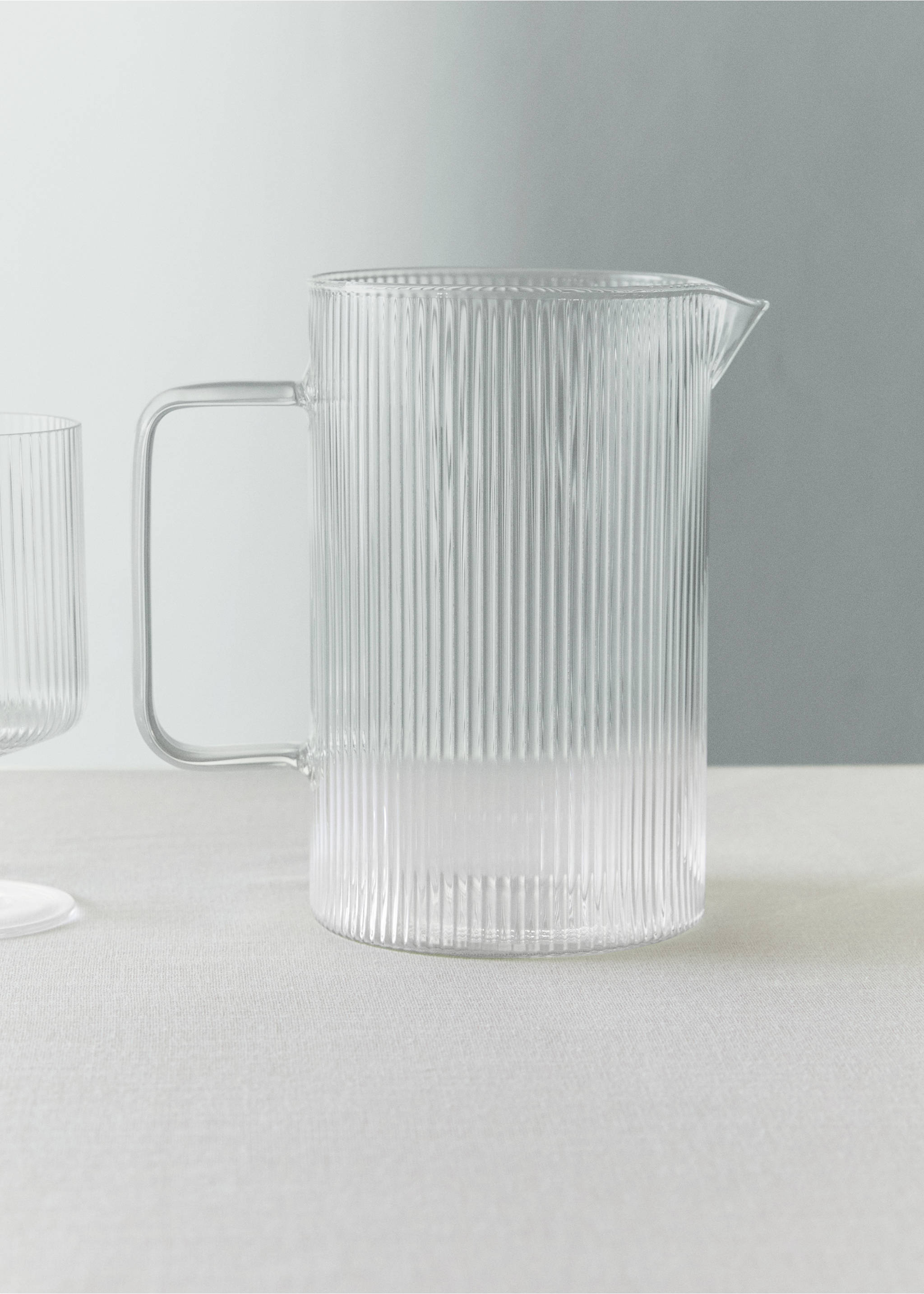 Borosilikat-Karaffe mit Linienrelief - Allgemeine Ansicht, Eisgrau. Ref: 27081322-00.