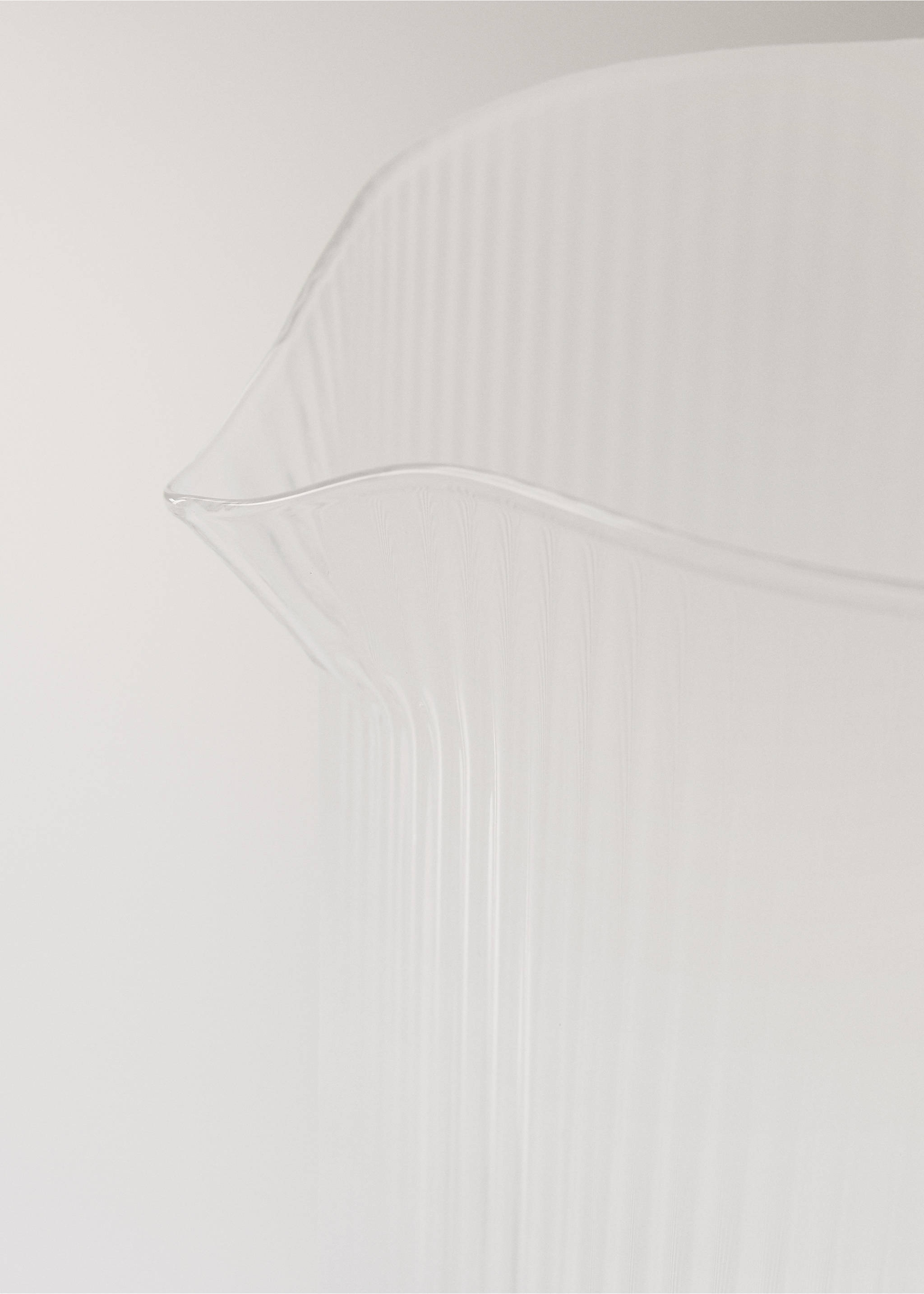 Borosilikat-Karaffe mit Linienrelief - Detail des Artikels 2, Eisgrau. Ref: 27081322-00.