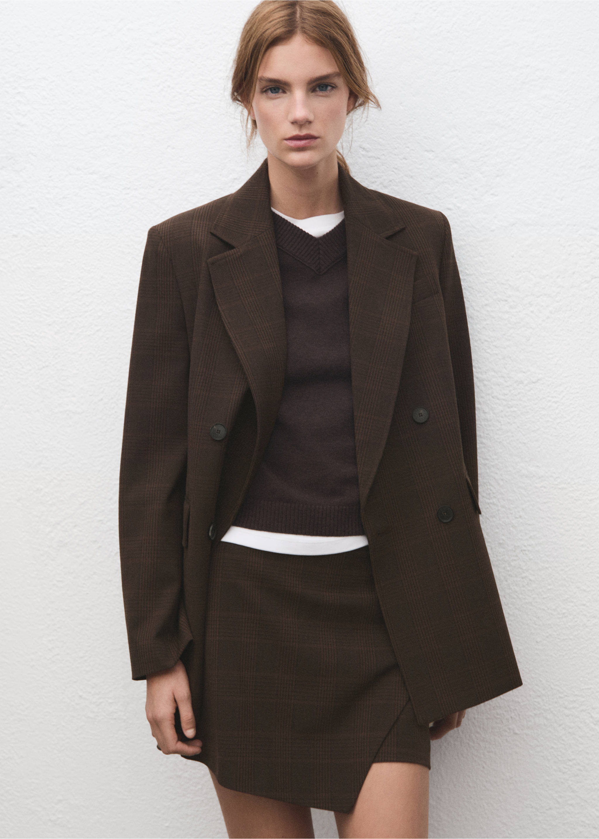 Saia assimétrica aos quadrados - Pormenor do artigo 1, Castanho. Ref: 27081323-00.