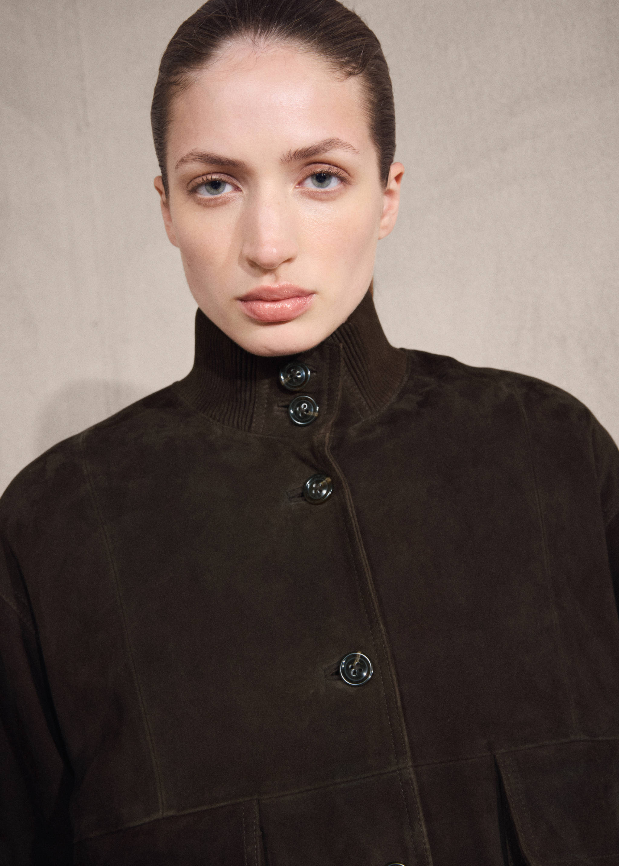 Buttoned suede jacket - Details of the article 1
