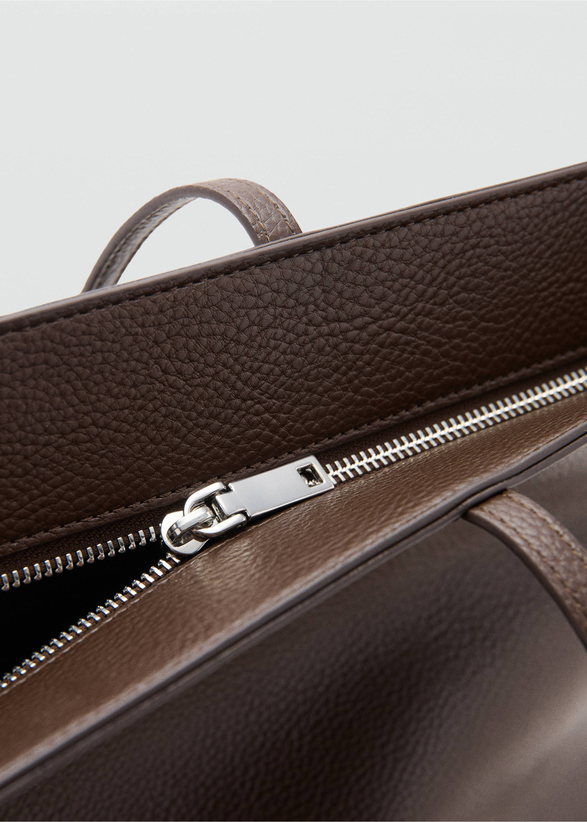 Shopper bag with double handle - Details of the article 2, Chocolate. Ref: 27081340-00.