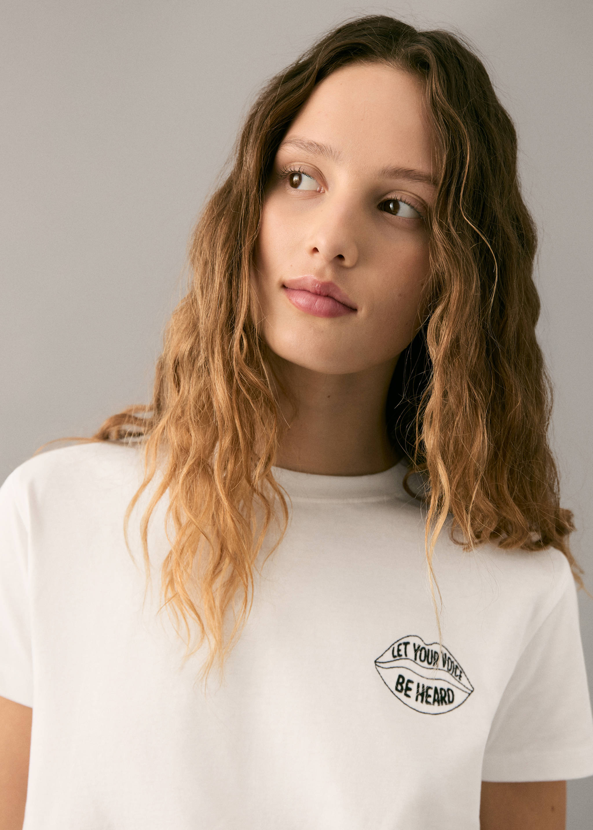 Embroidered short-sleeved t-shirt - Details of the article 1