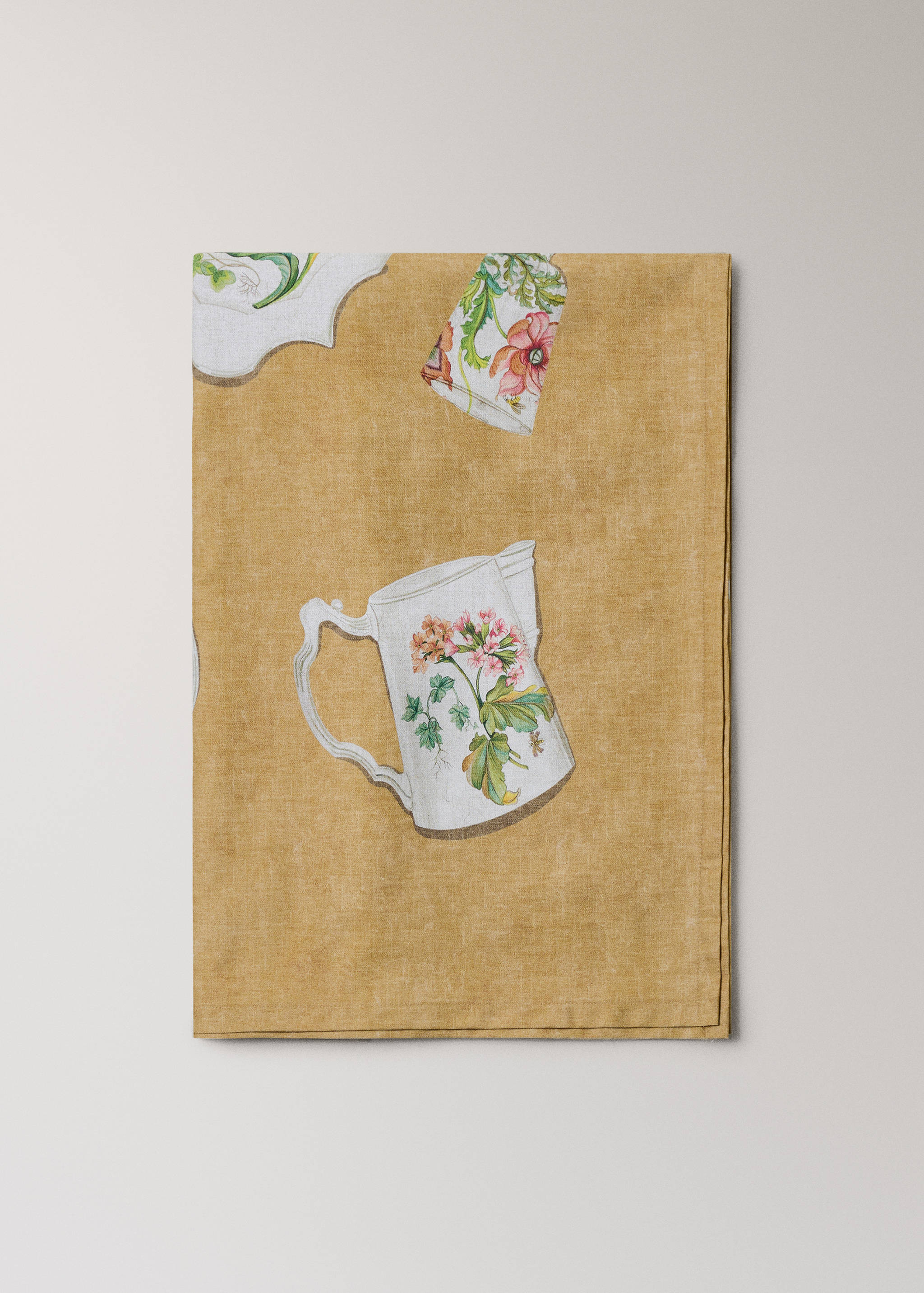 Бавовняна скатертина з елементами вінтажного фарфорового посуду, на 2–4 персони - Товар без моделі