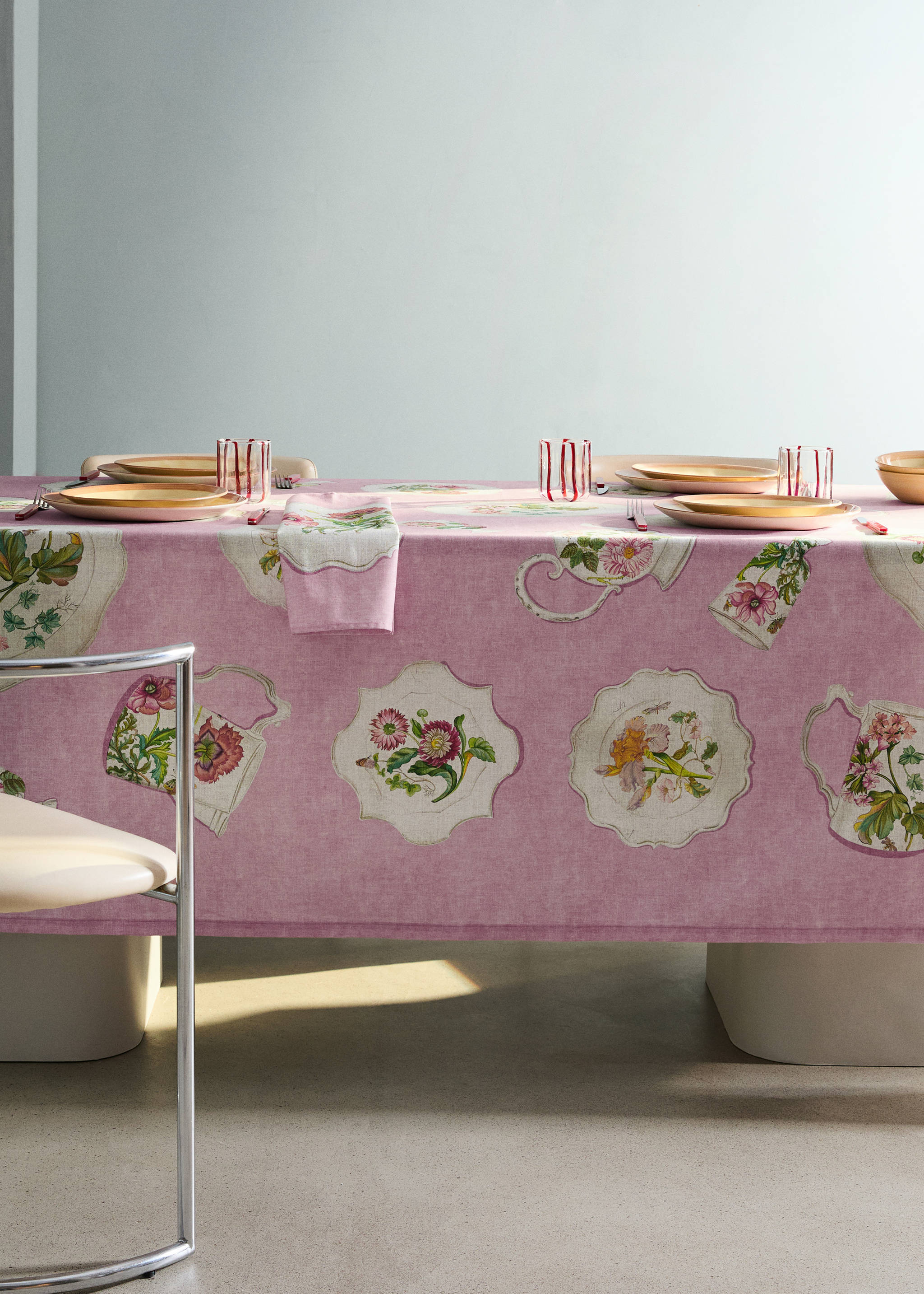 Cotton tablecloth with vintage porcelain elements for 2 to 4 diners - General plane
