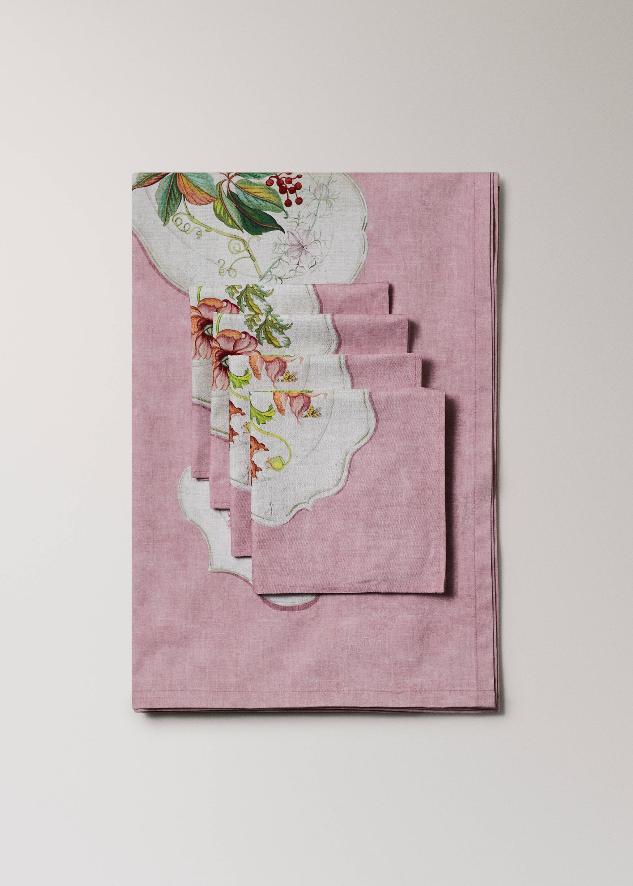 Cotton tablecloth with vintage porcelain elements for 2 to 4 diners - Details of the article 3