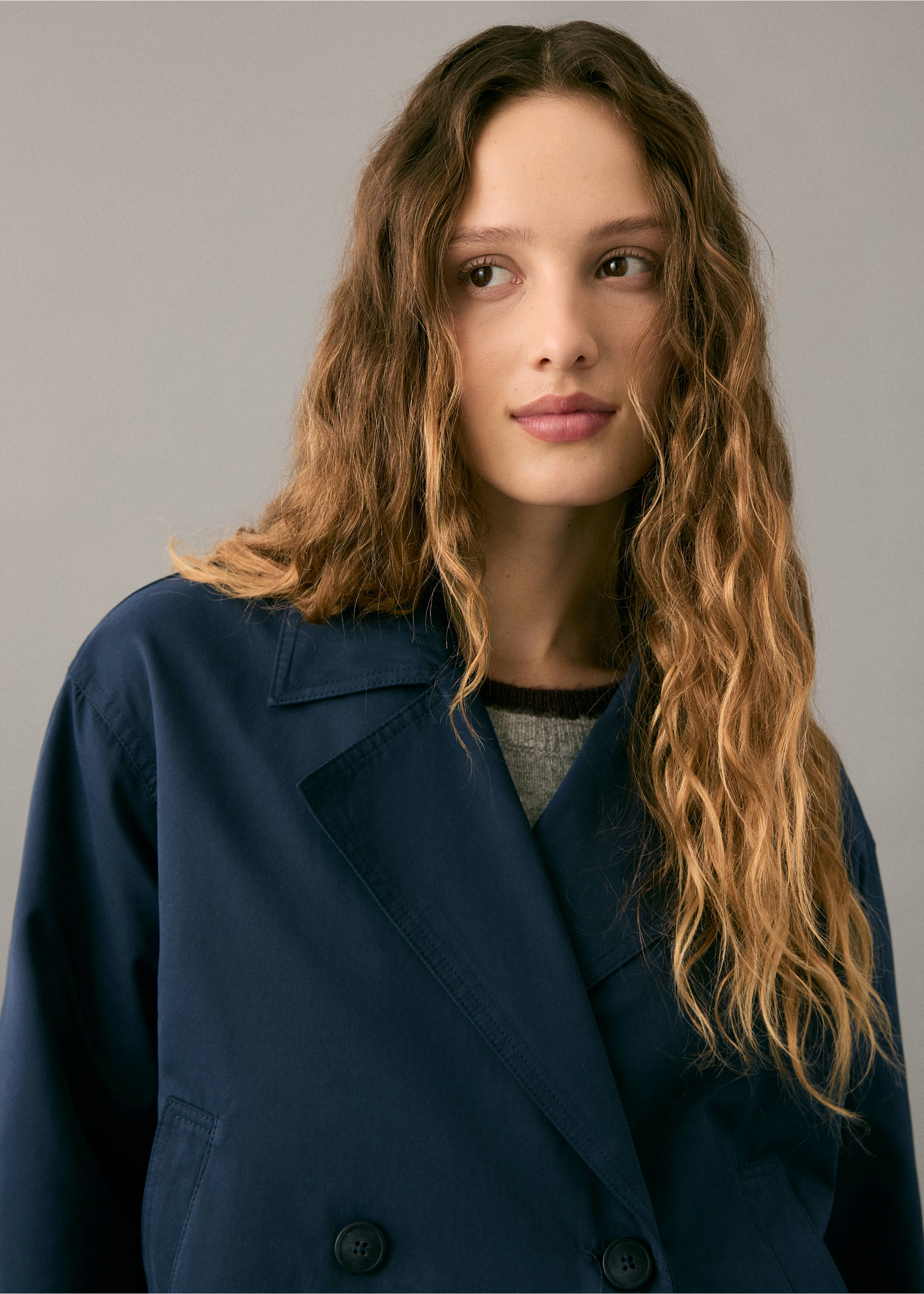 Double-breasted short balloon trench - Details of the article 1, Dark Navy. Ref: 27081517-00.