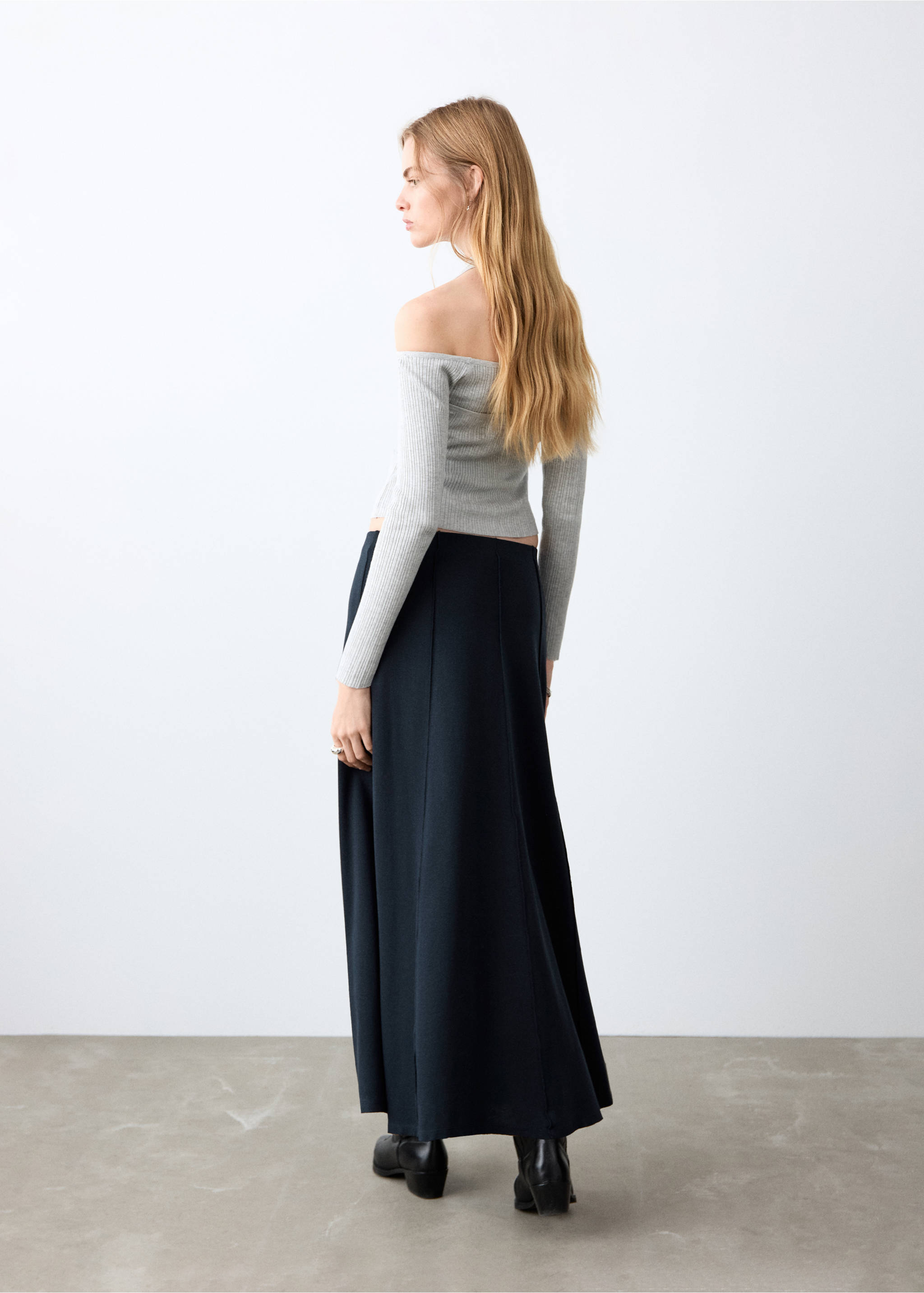 Knitted long skirt with seam detail - Reverse of the article, Navy. Ref: 27081519-00.