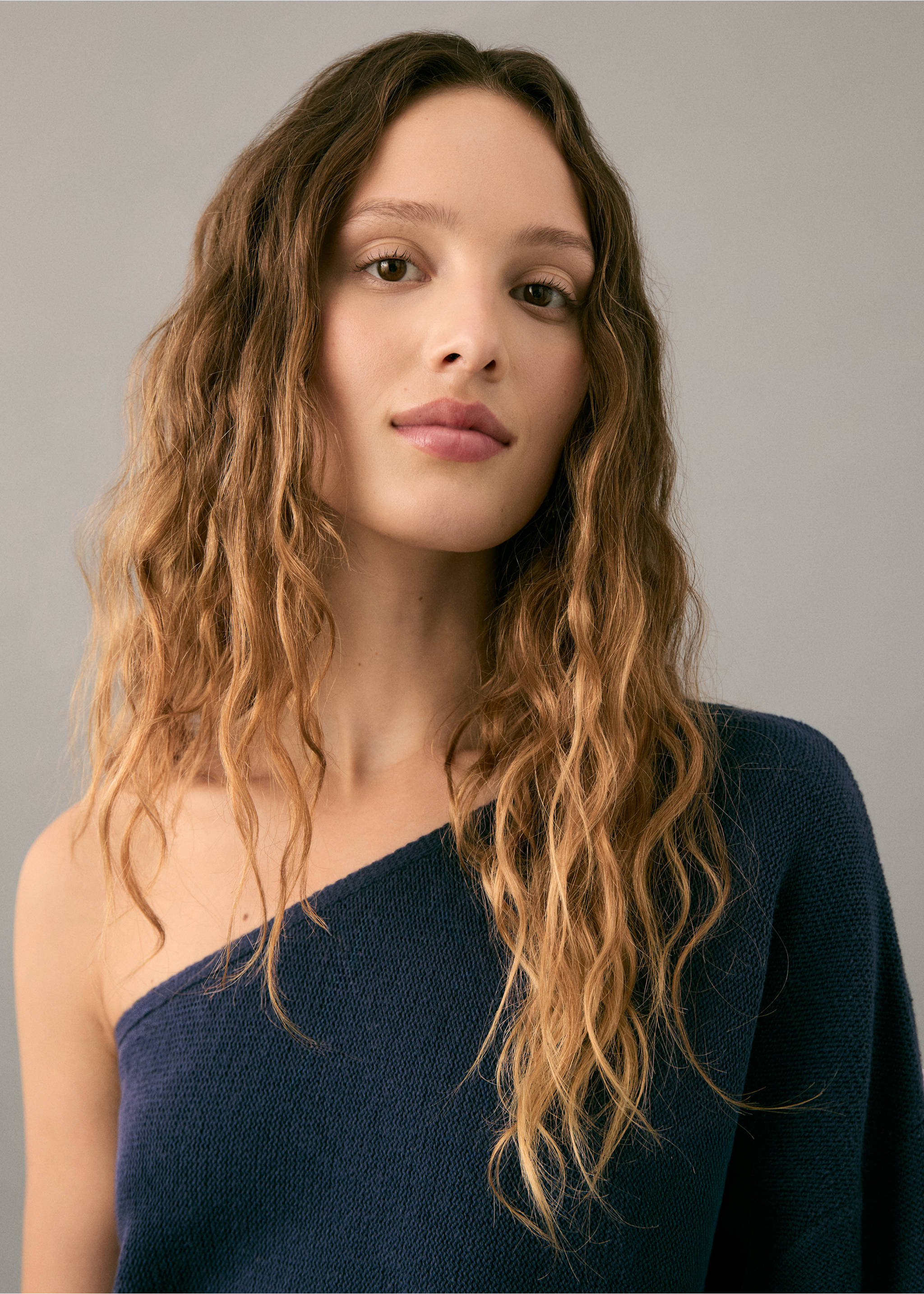 Asymmetric knit sweater - Details of the article 1, Navy. Ref: 27081521-00.