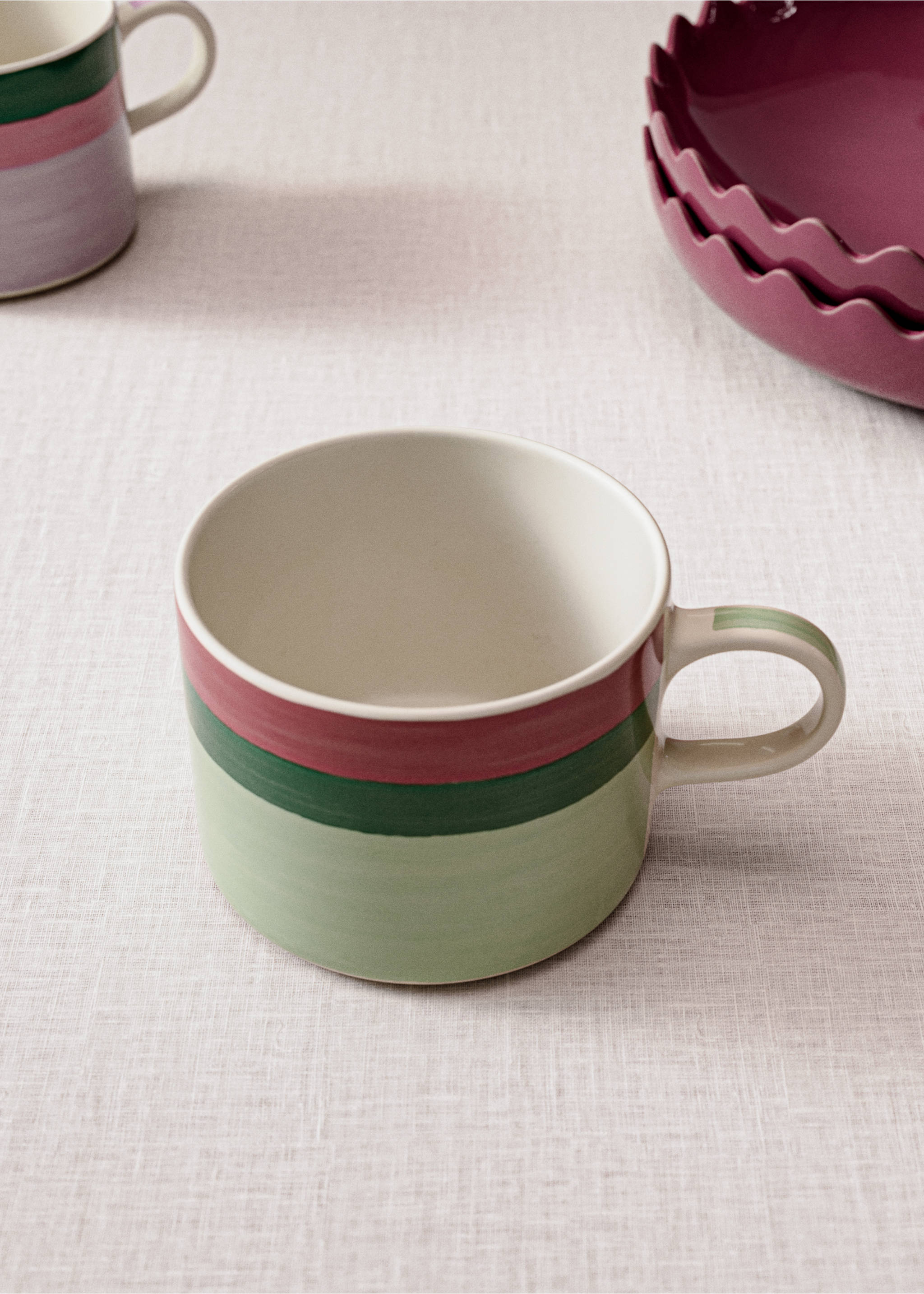 Chávena de café de grés com riscas de cor - Plano geral, Verde-bosque. Ref: 27081523-00.
