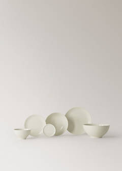 Stoneware serving dish with spots — Off White 4