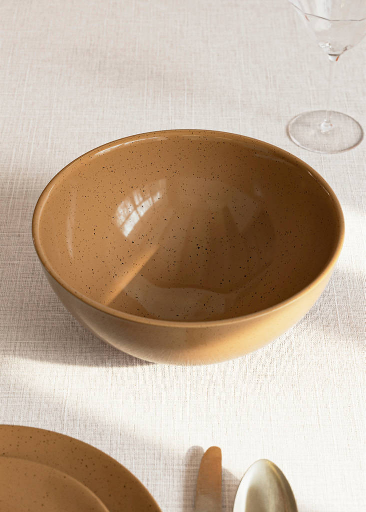 Stoneware serving dish with spots — Leather