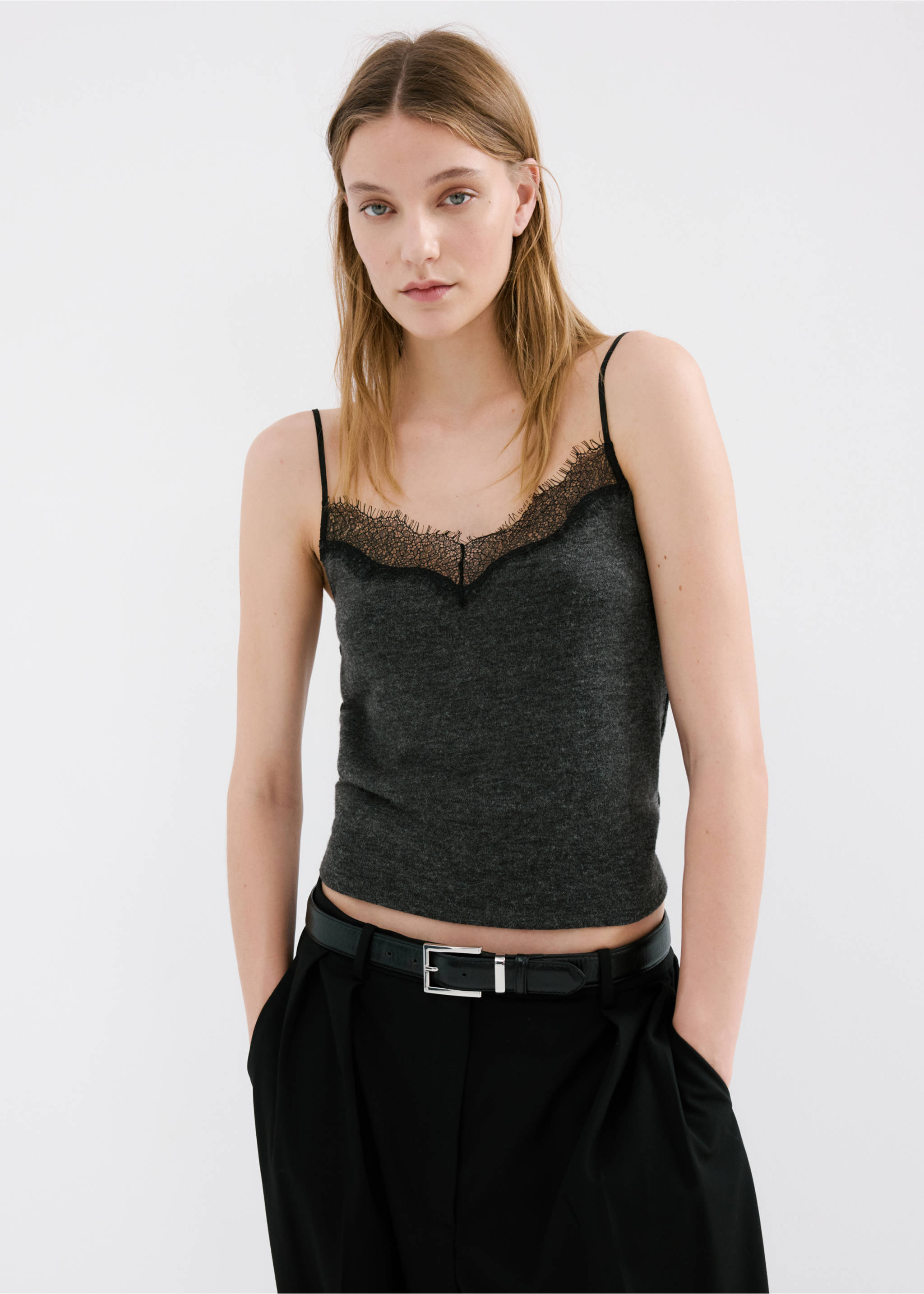 Top escote encaje - Plano medio, Gris oscuro vigoré. Ref: 27081535-00.