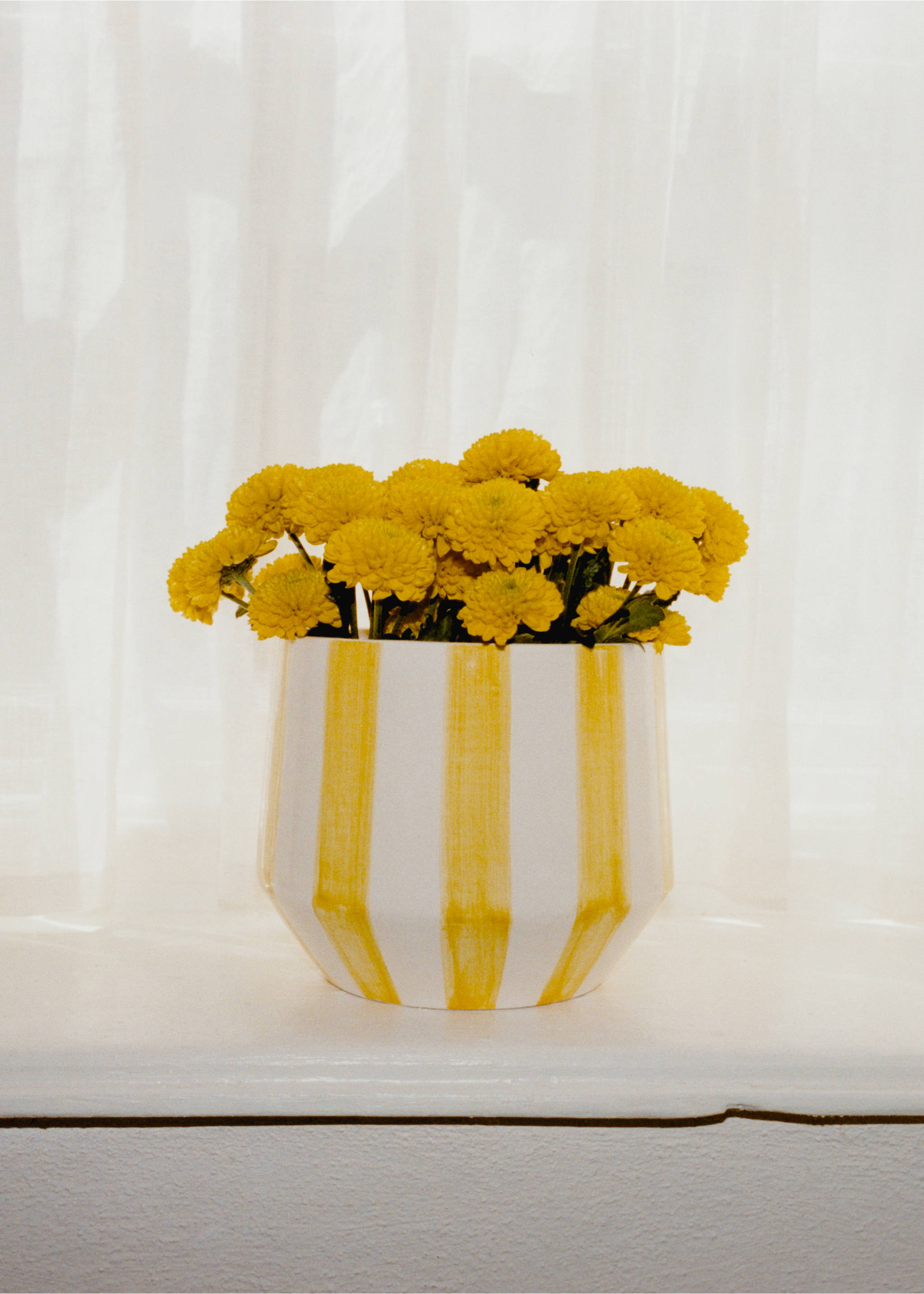 Hand-painted striped flowerpot - Details of the article 5, Pastel Yellow. Ref: 27081537-00.