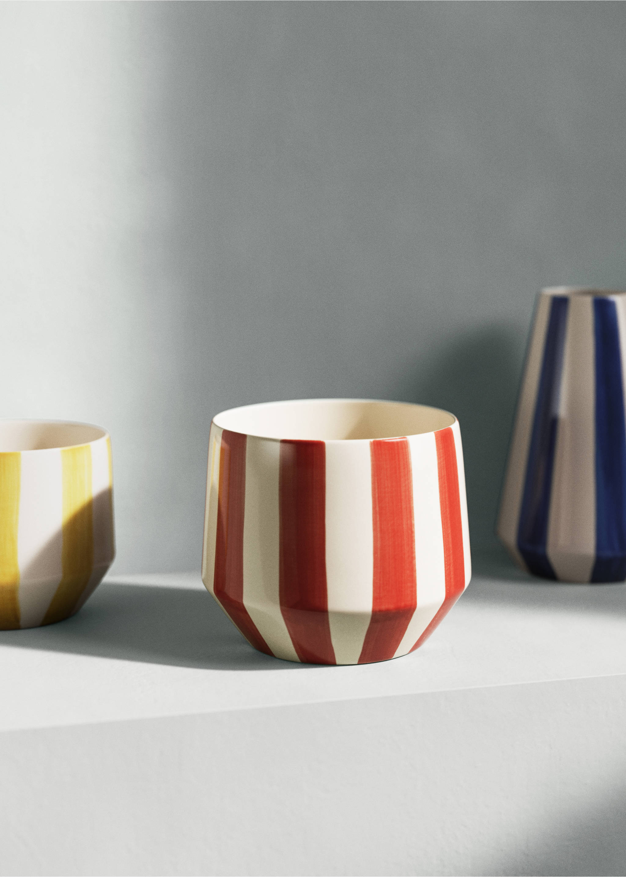 Pot de fleurs rayé peint à la main - Plan général, Rouge. Ref: 27081537-00.