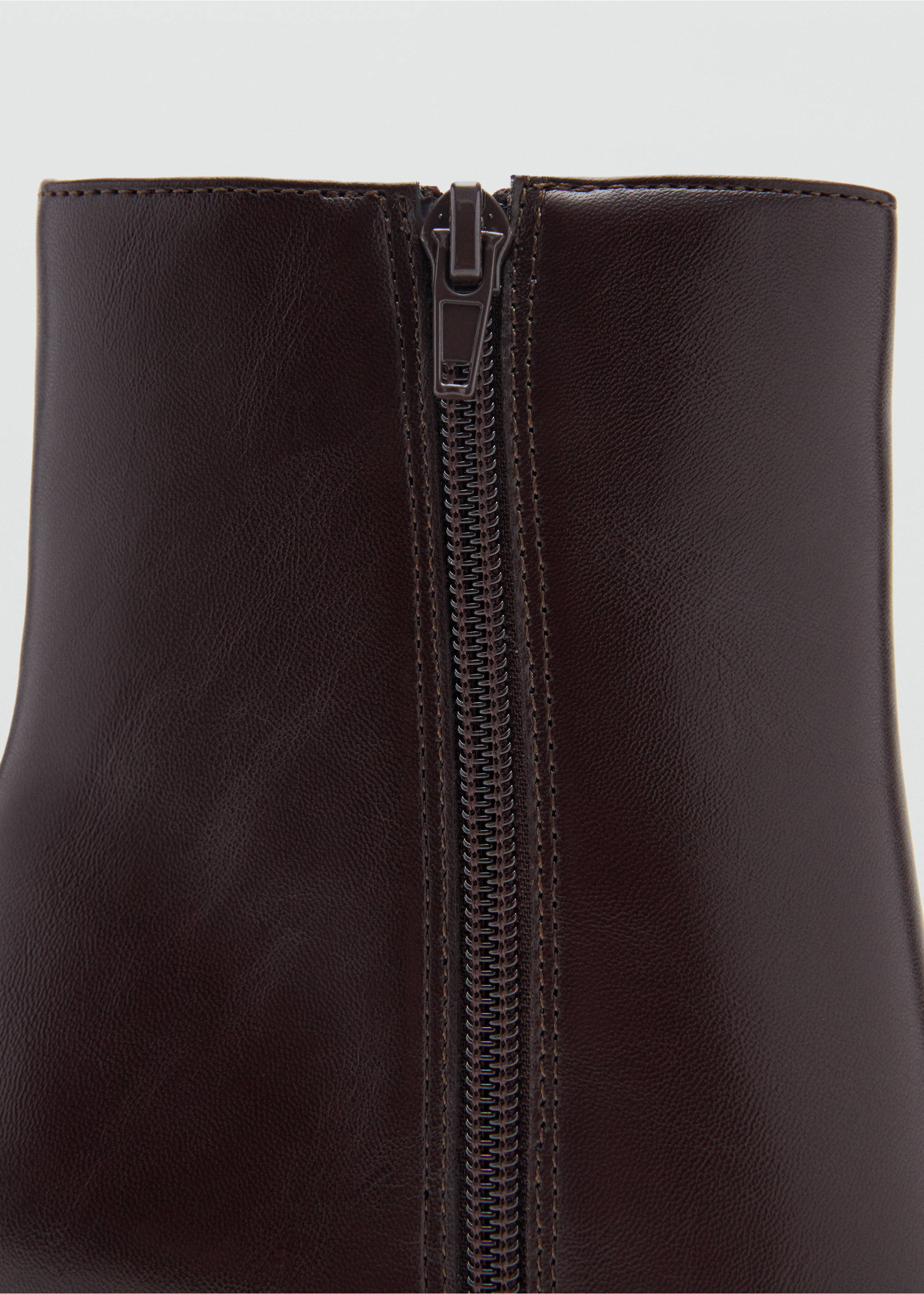 Bottines pointues talon bloc - Détail de l'article 2, Chocolat. Ref: 27082005-00.