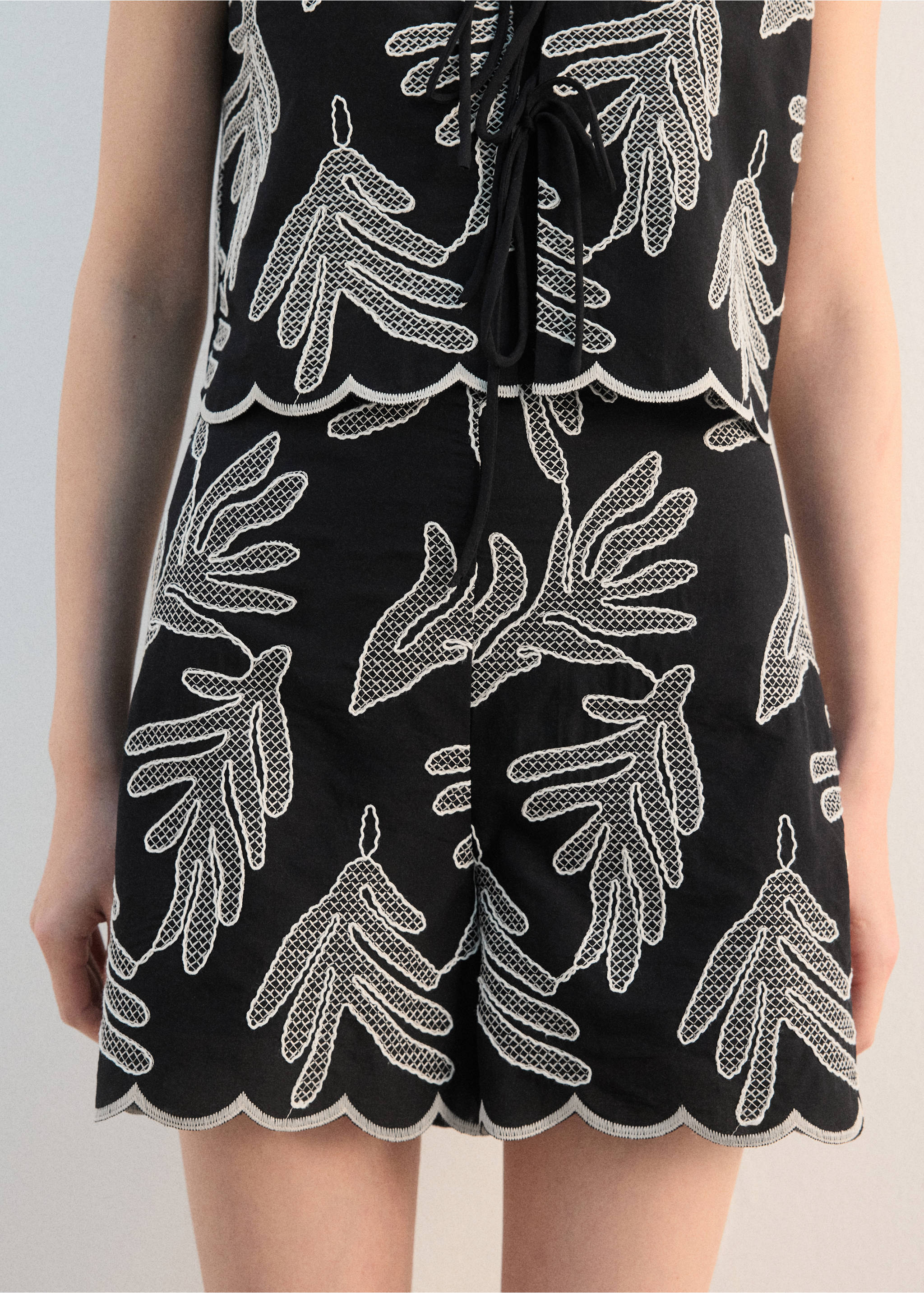 Хлопковые шорты с вышивкой - Средний план, Черный. Ref: 27082538-00.