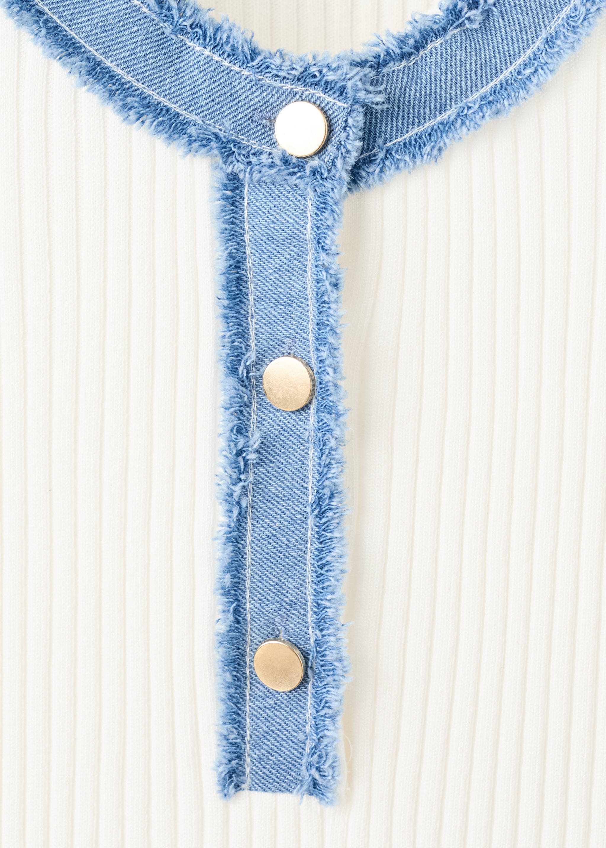 Contrast collar button jumper - Details of the article 8